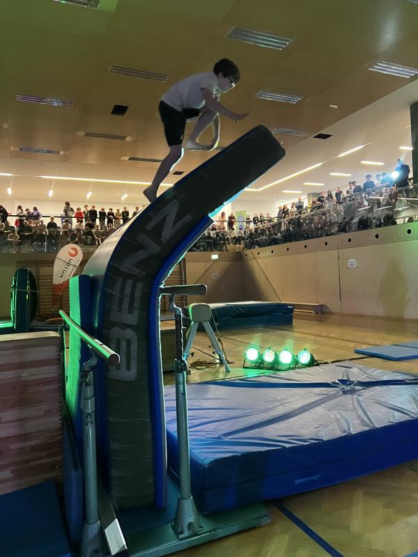 Akrobatisch mussten die Schüler sich präsentieren. 