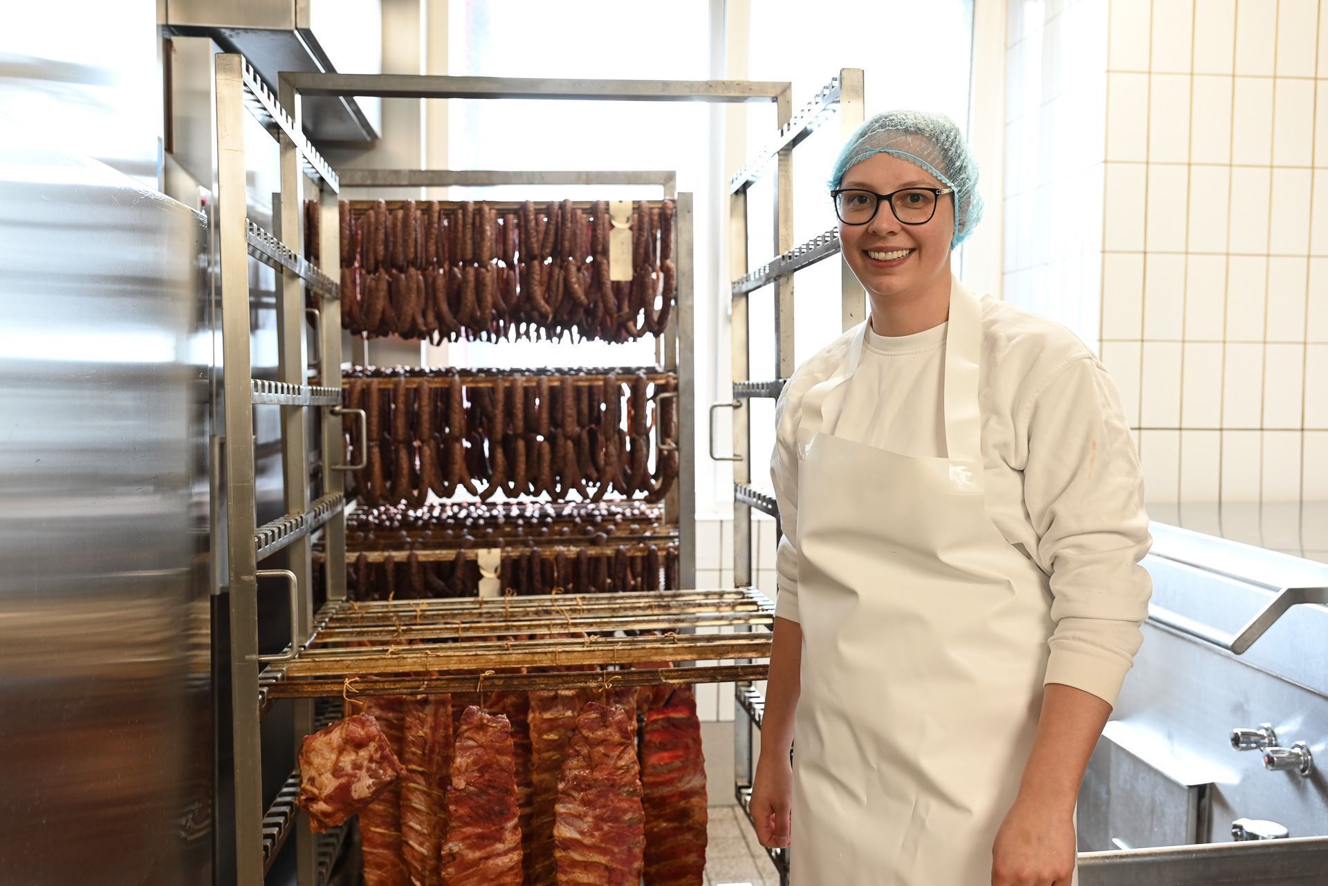 Der Arbeitsalltag ist abwechselnd. Neben schlachten und Würste drehen, räuchert sie auch bestes Fleisch.