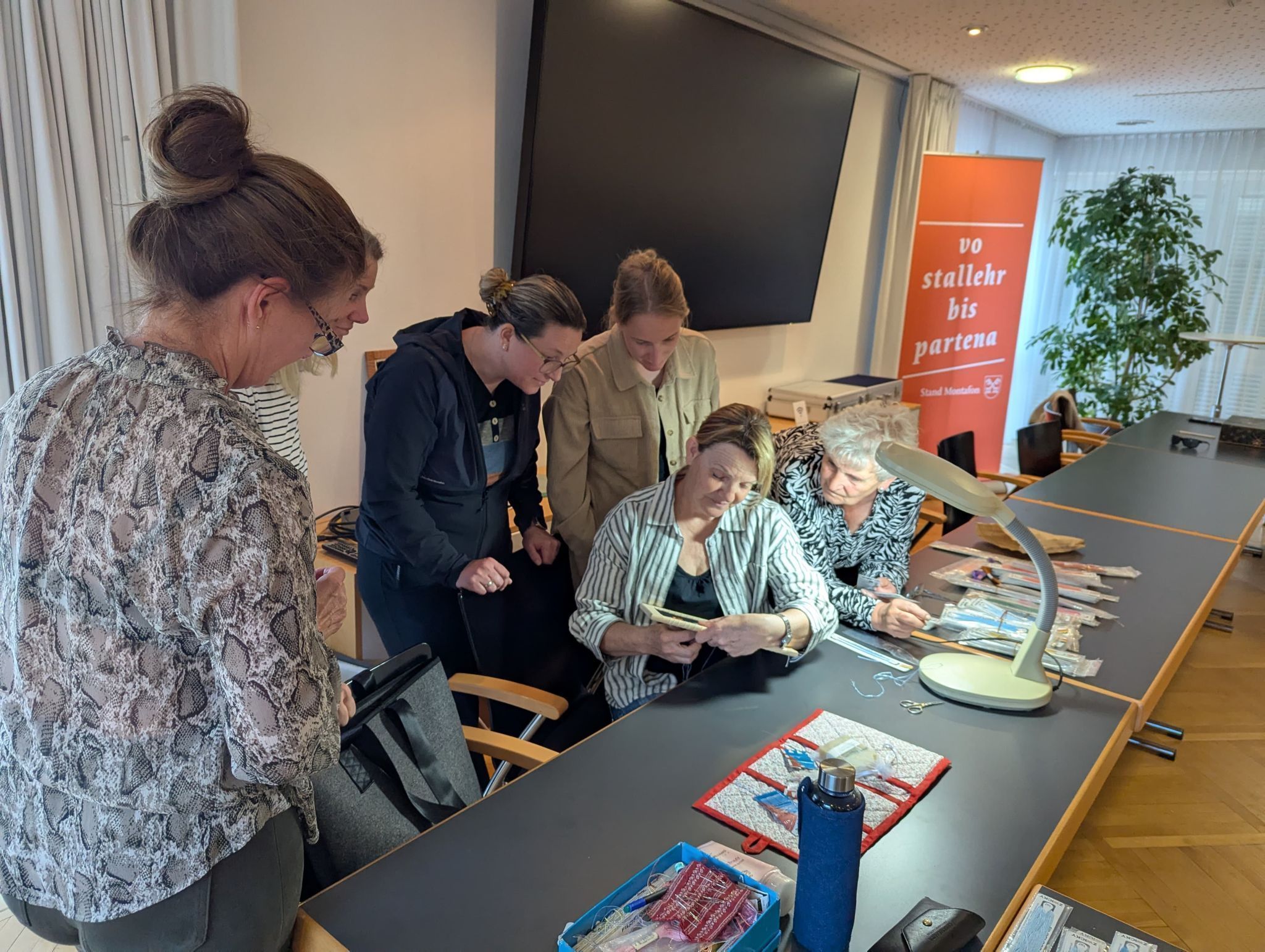 Die Stickerinnen lernten nicht nur die Techniken sondern können diese Kulturn nun weiter verbreiten.