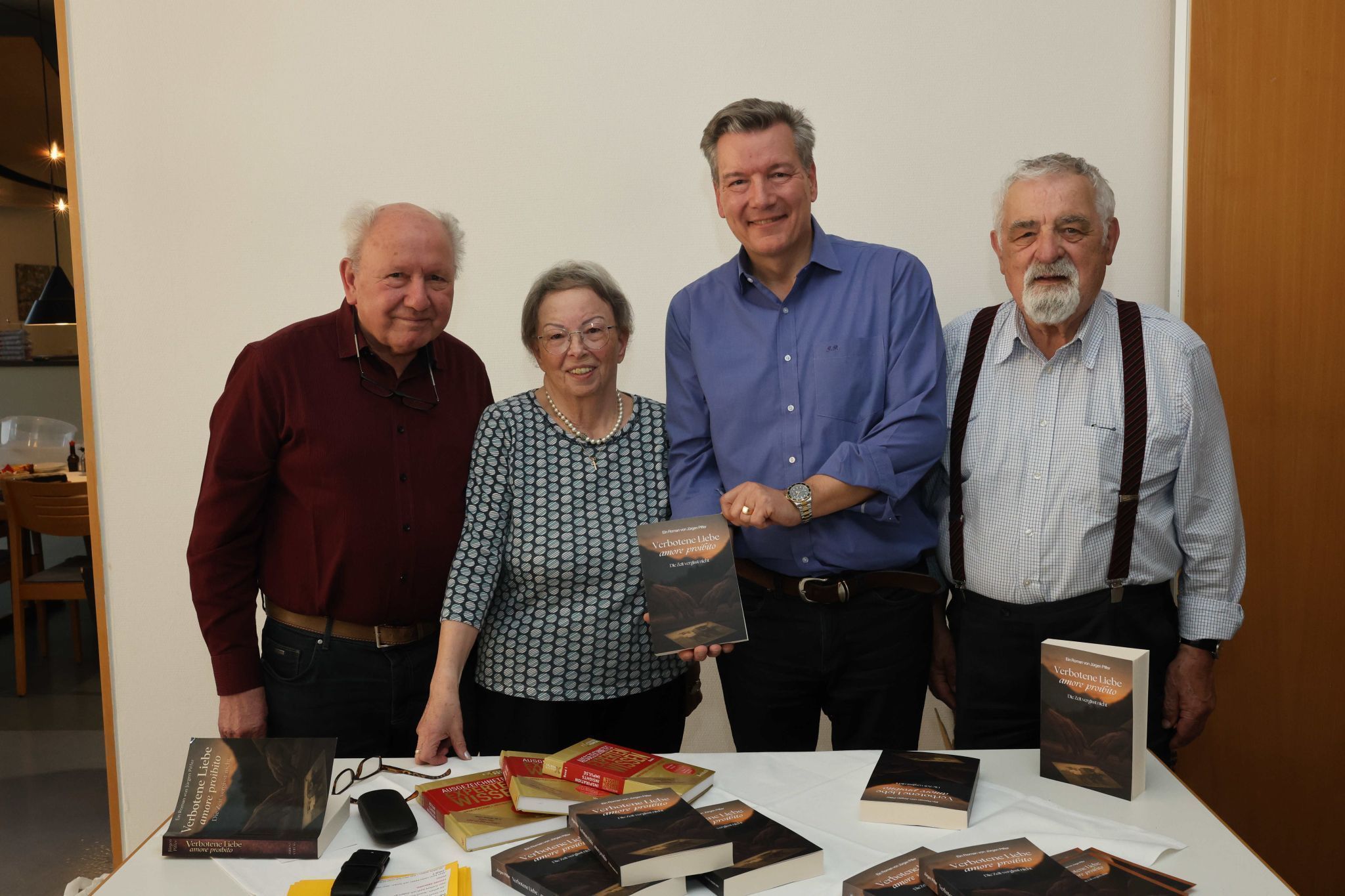 Oskar, Helga und Sohn Jürgen Piffer, Südtirolerverbands- Landesobmann Helmut Schenk.