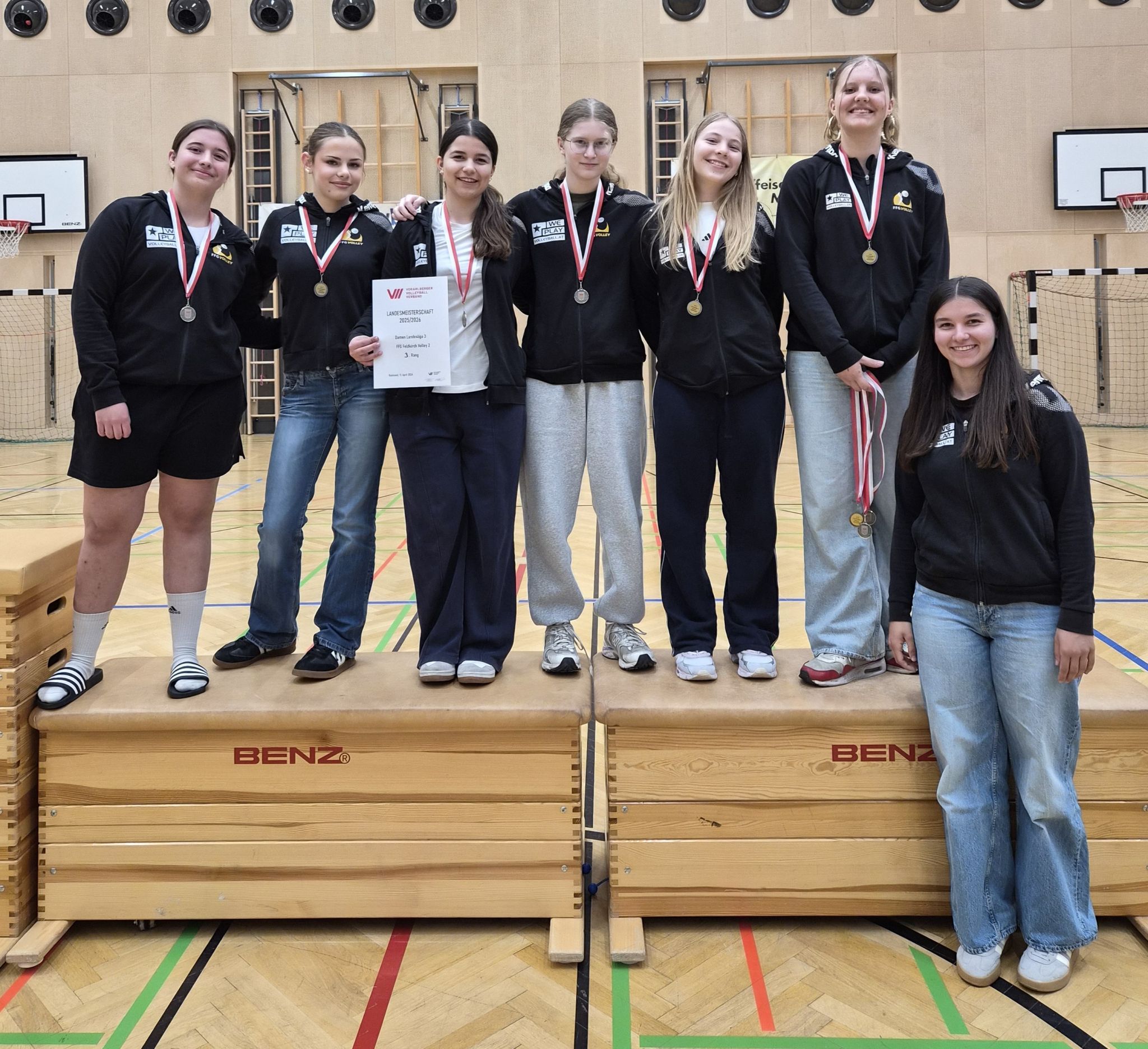 Teile des Damen 2 mit Trainerin Anna-Lena Malin