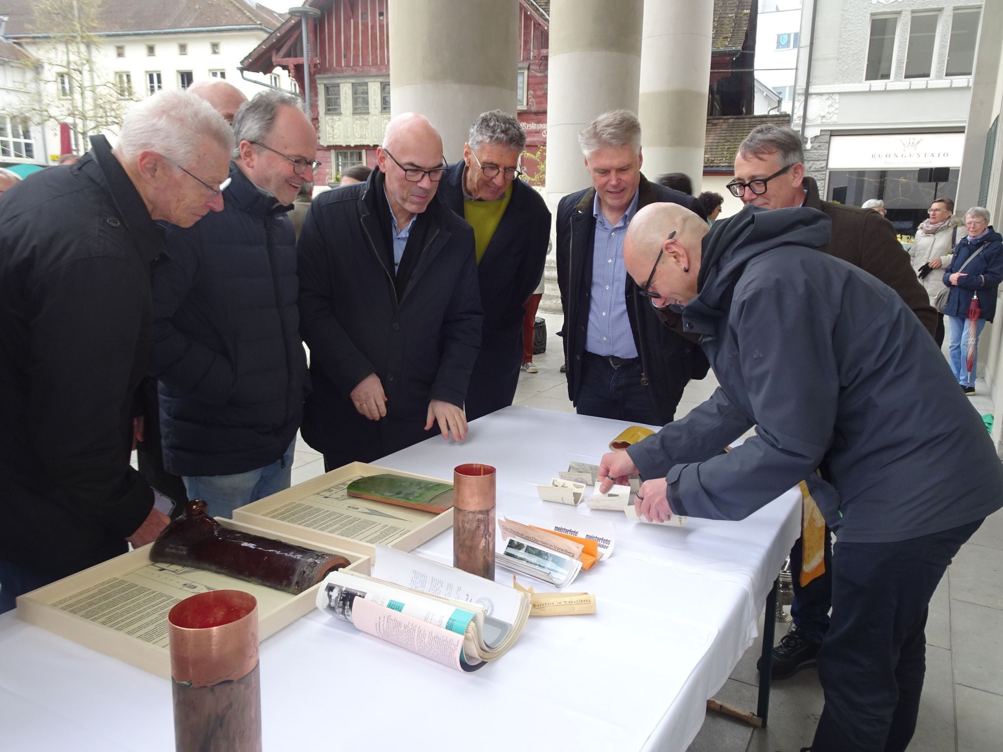 Erste interessierte Blicke auf den Inhalt der Zeitkapseln. 