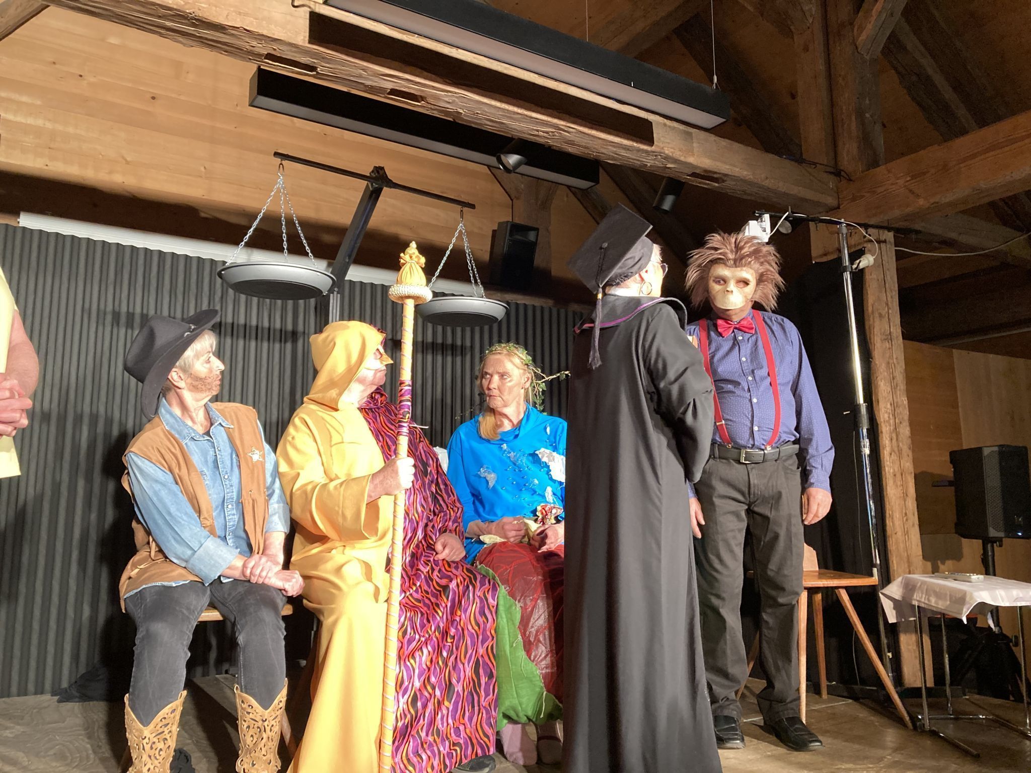 Der Affe vertritt die anklagende Tierwelt