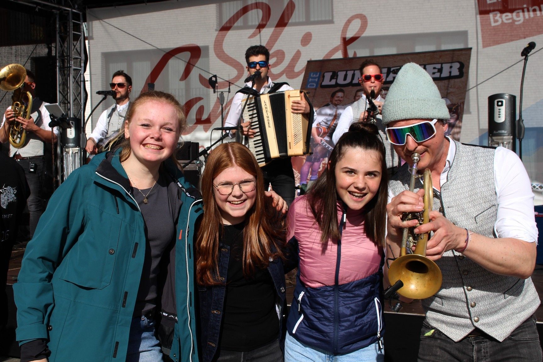 Gerne nahmen sich die Lungauer immer wieder Zeit für ein Erinnerungsfoto mit jugendlichen Fans.   