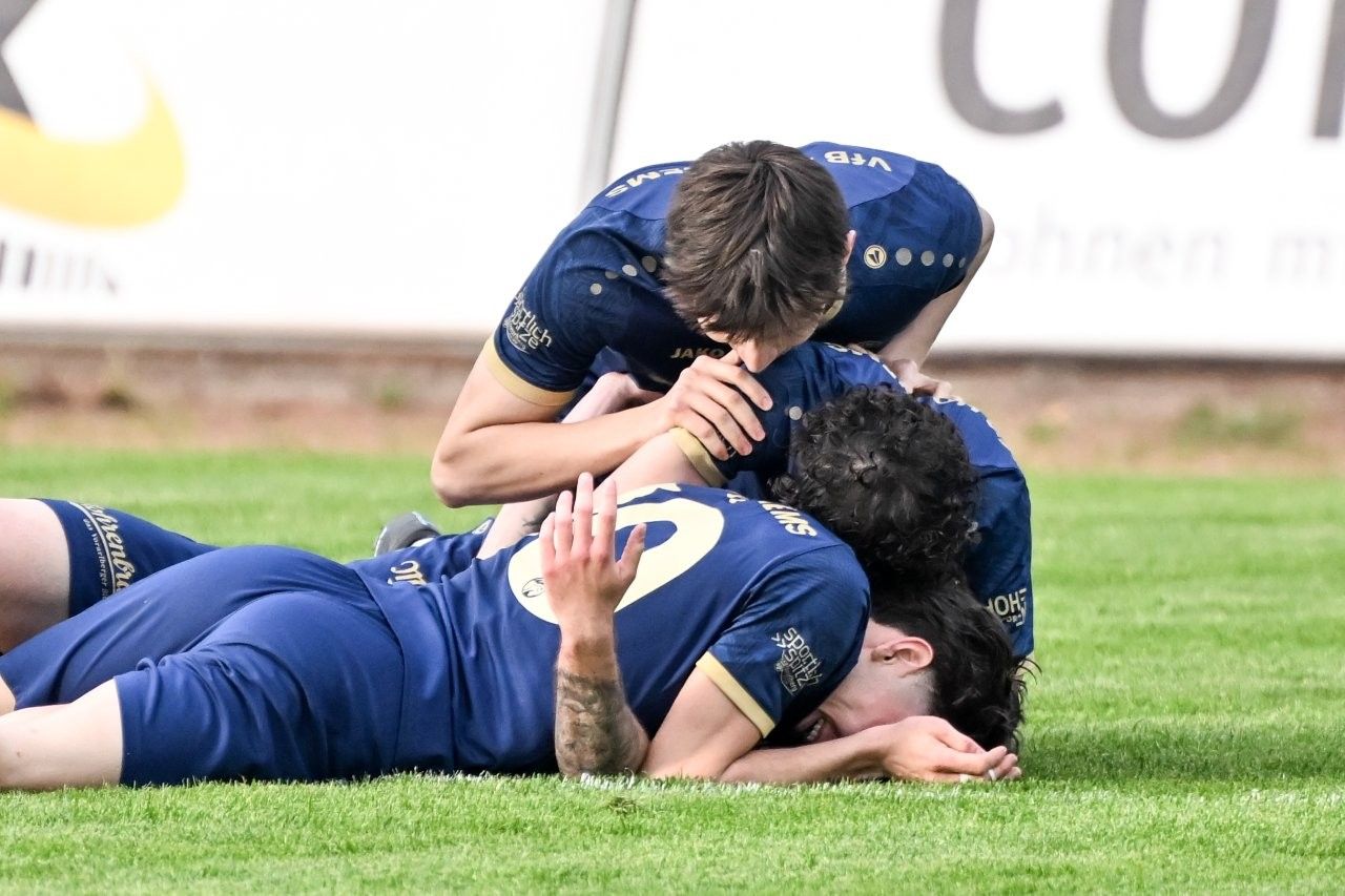 Ünal wird gefeiert. 