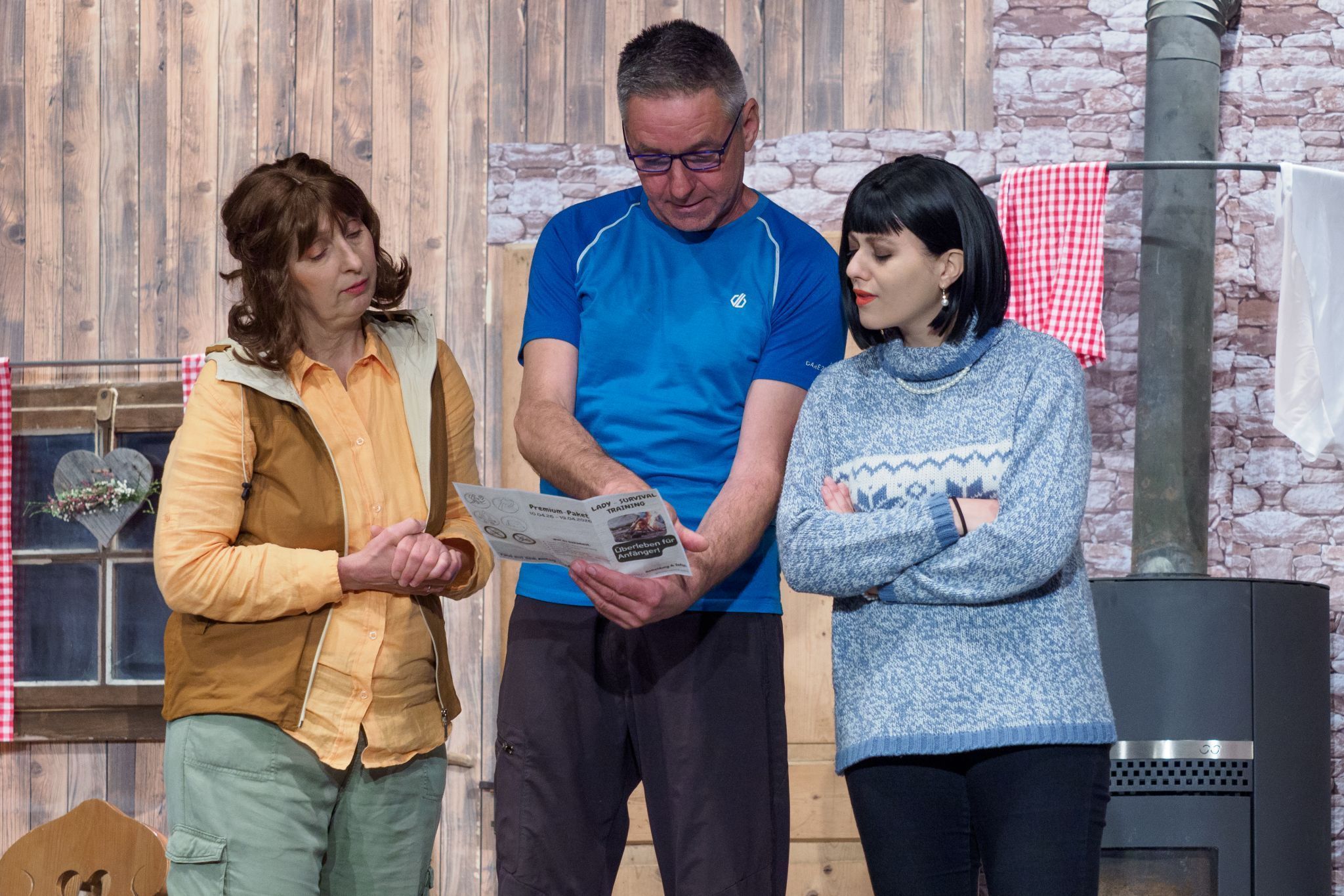 Laufbursch Stark klärt hier die Damen über die Hüttenordnung auf