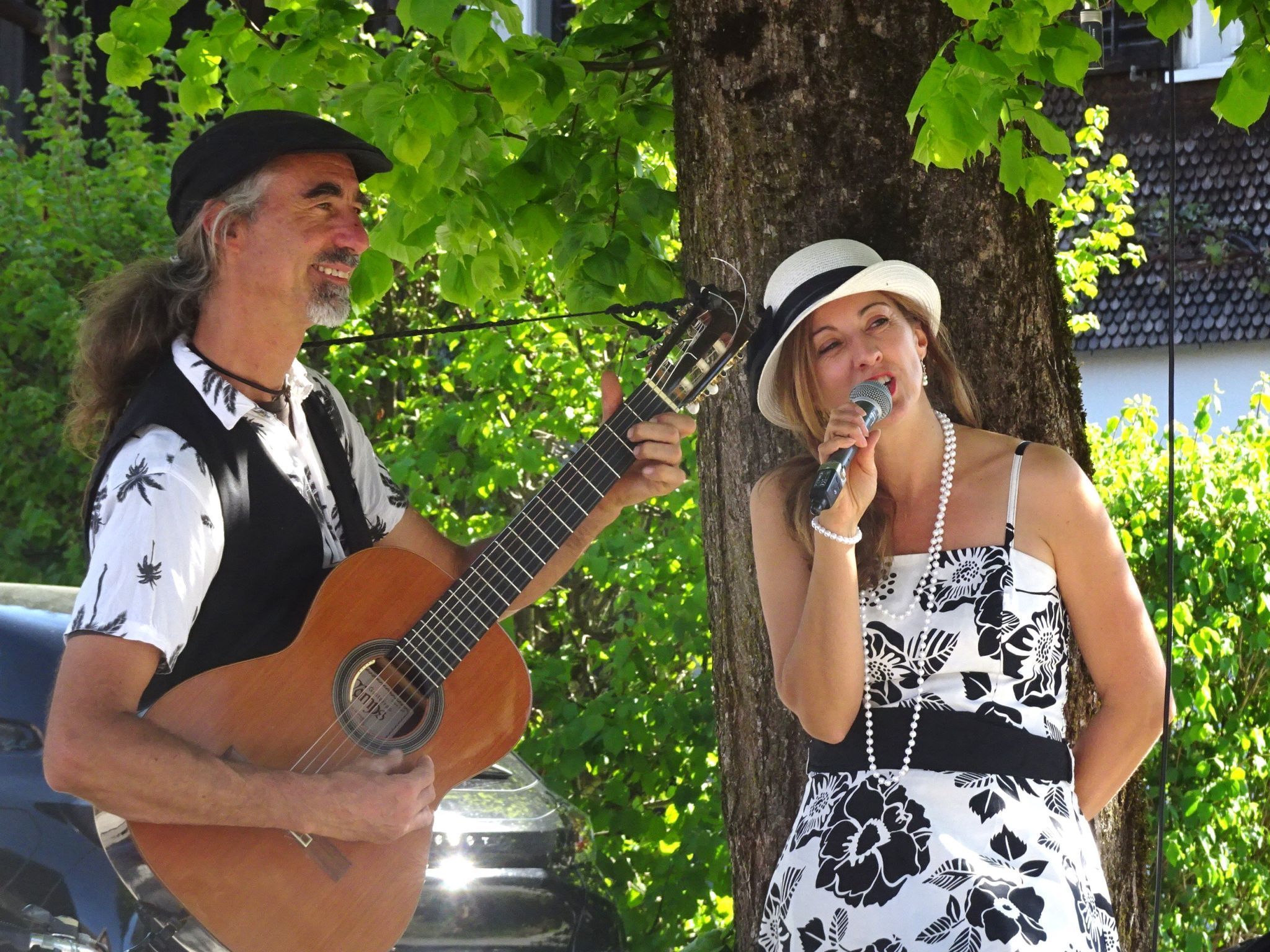 Das Duo Minette sorgte mit französischen Chansons für stimmungsvolle Begleitung.