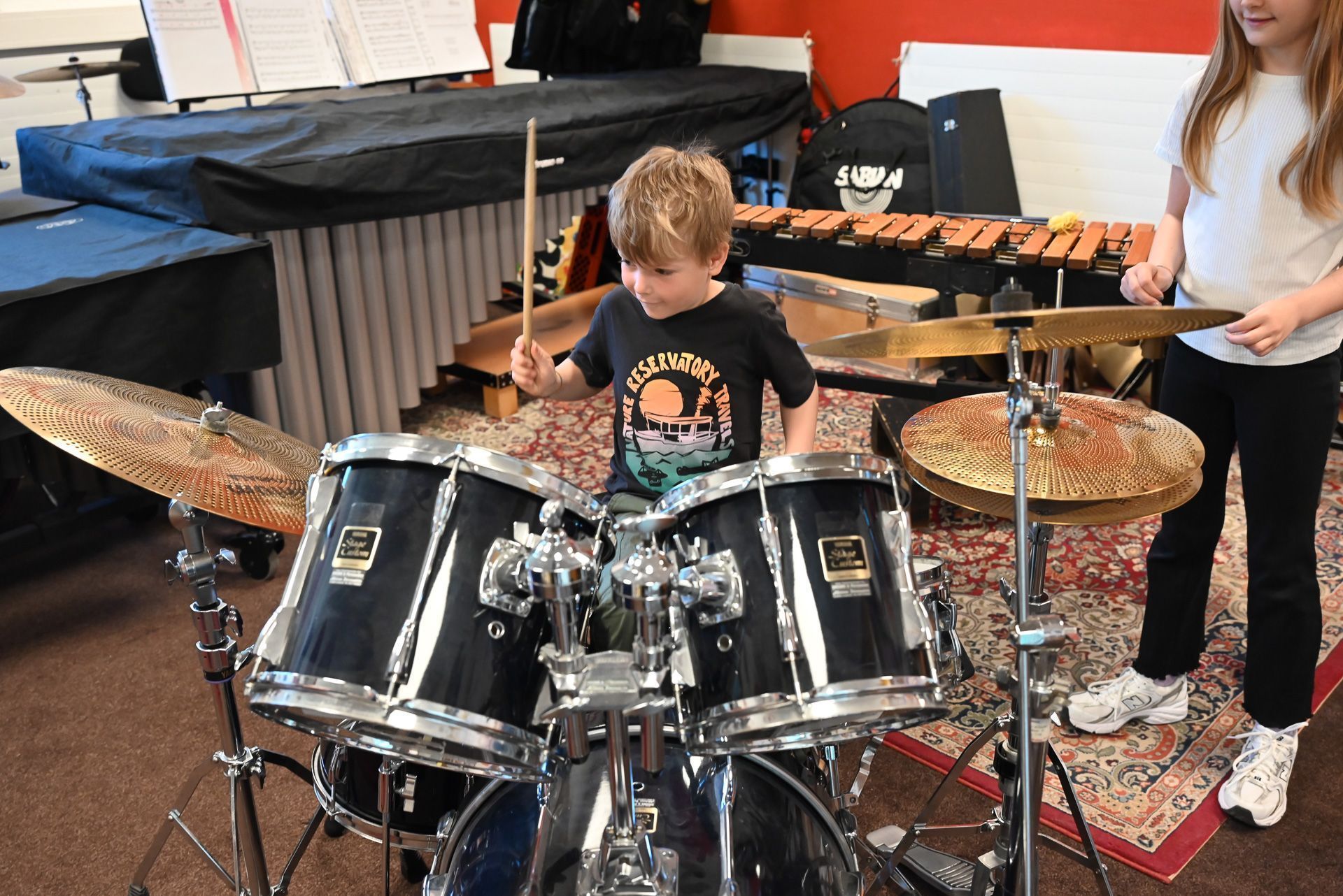 Im Jazzseminar begeisterte das Schlagzeug viele Kinder. 