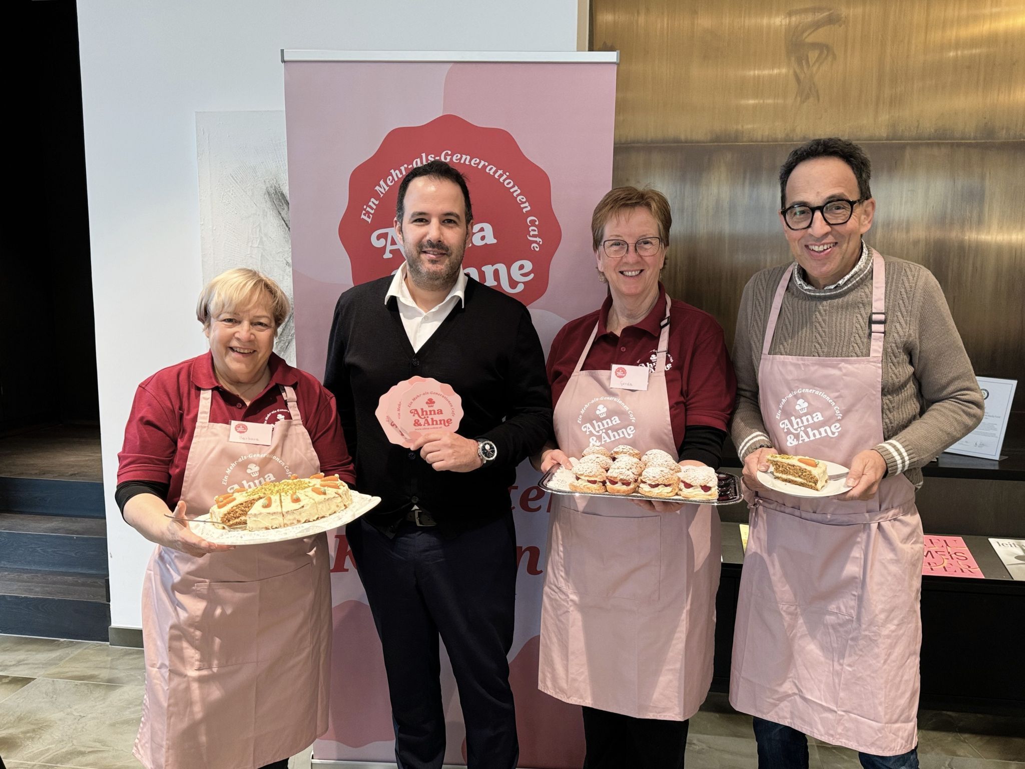 Barbara Gantner, Gerda Kuen und Mitbegründer Markus Amann vom Verein „Ahna & Ähne“ mit Privat Banking-Leiter Ralph Braun bei der Pop-up-Café-Eröffnung.