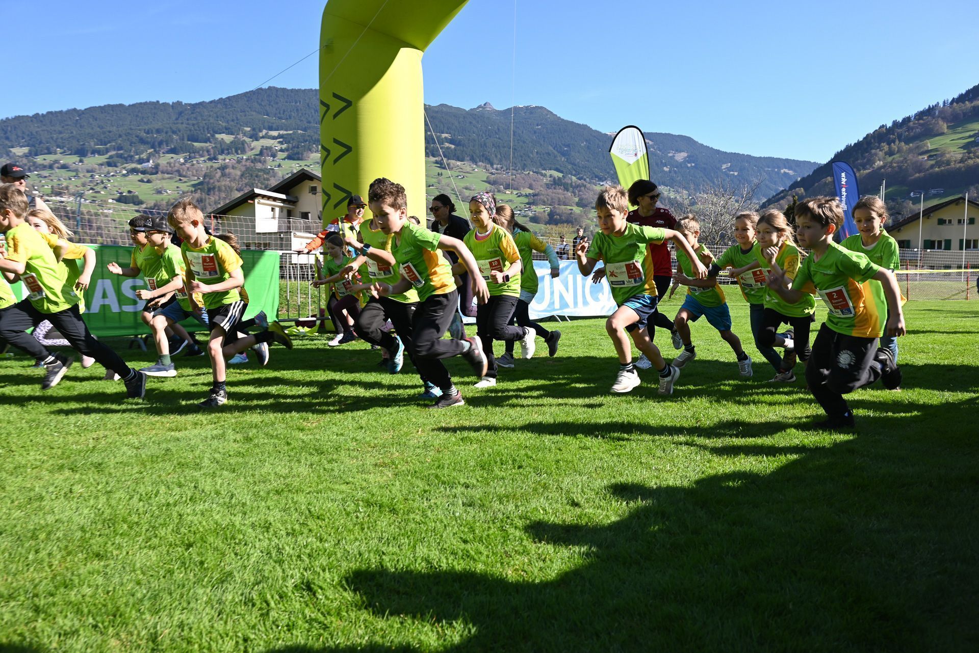 Beim Startschuss rannten die Kinder schnell los. Ihr Ziel war die Schanze, die es zu bezwingen galt.