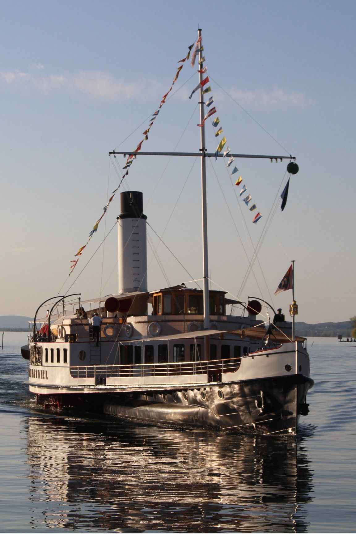 Vom „Staatsbesuch“ in Romanshorn zurück läuft die Hohentwiel in den Hafen Hard ein.