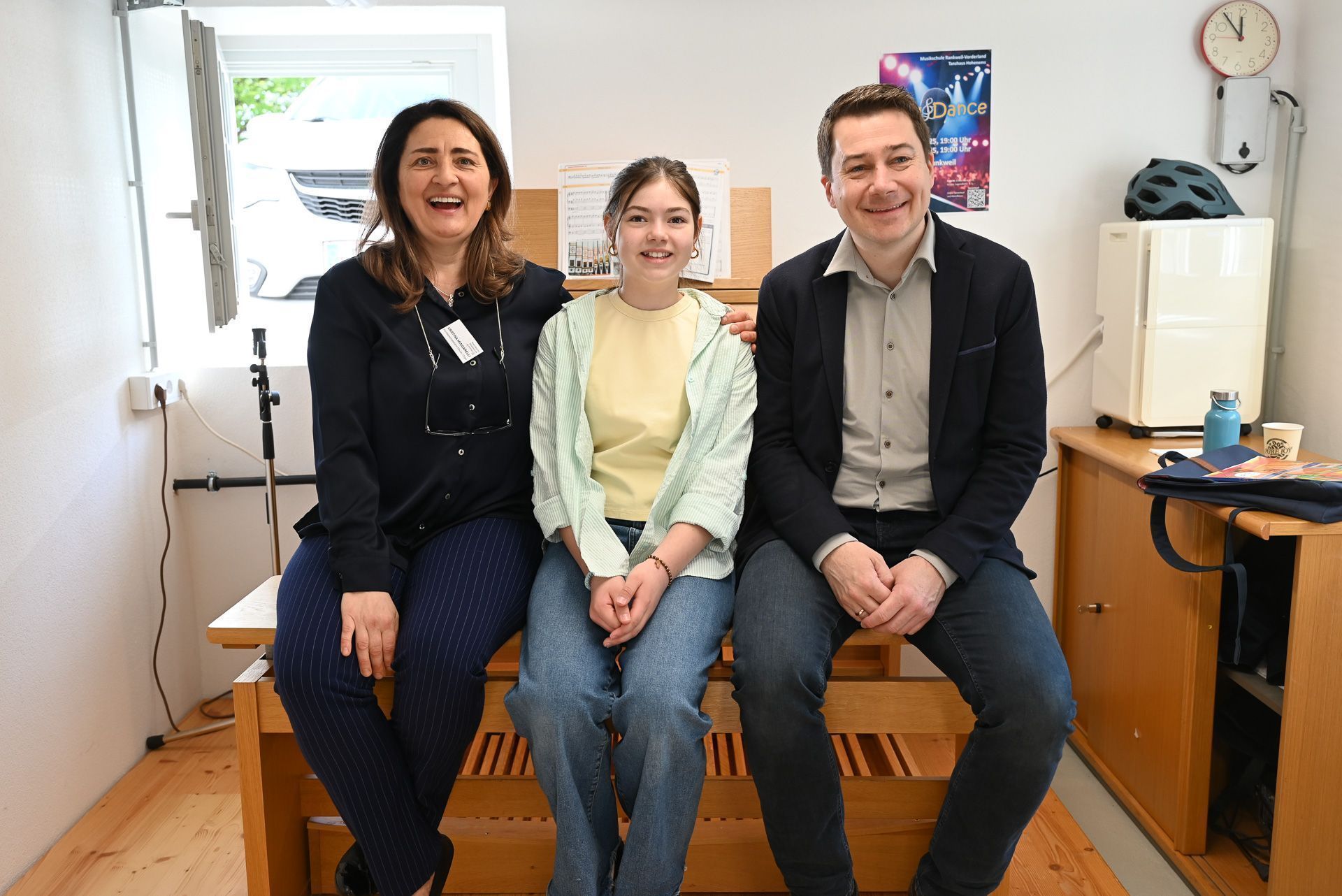 Orgelspielerin Rosalinda mit Lehrerin Cristrina Mingarelli und Bürgermeister Patrick Wiedl.