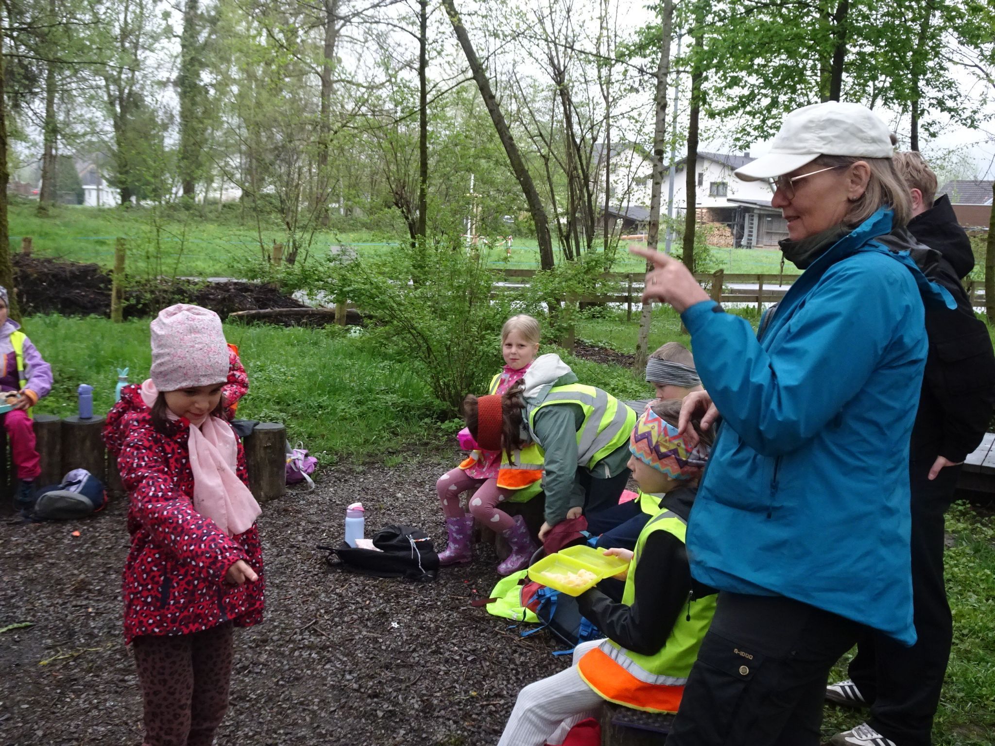 Spielerisch lernten die Schüler essbare Wildpflanzen kennen.
