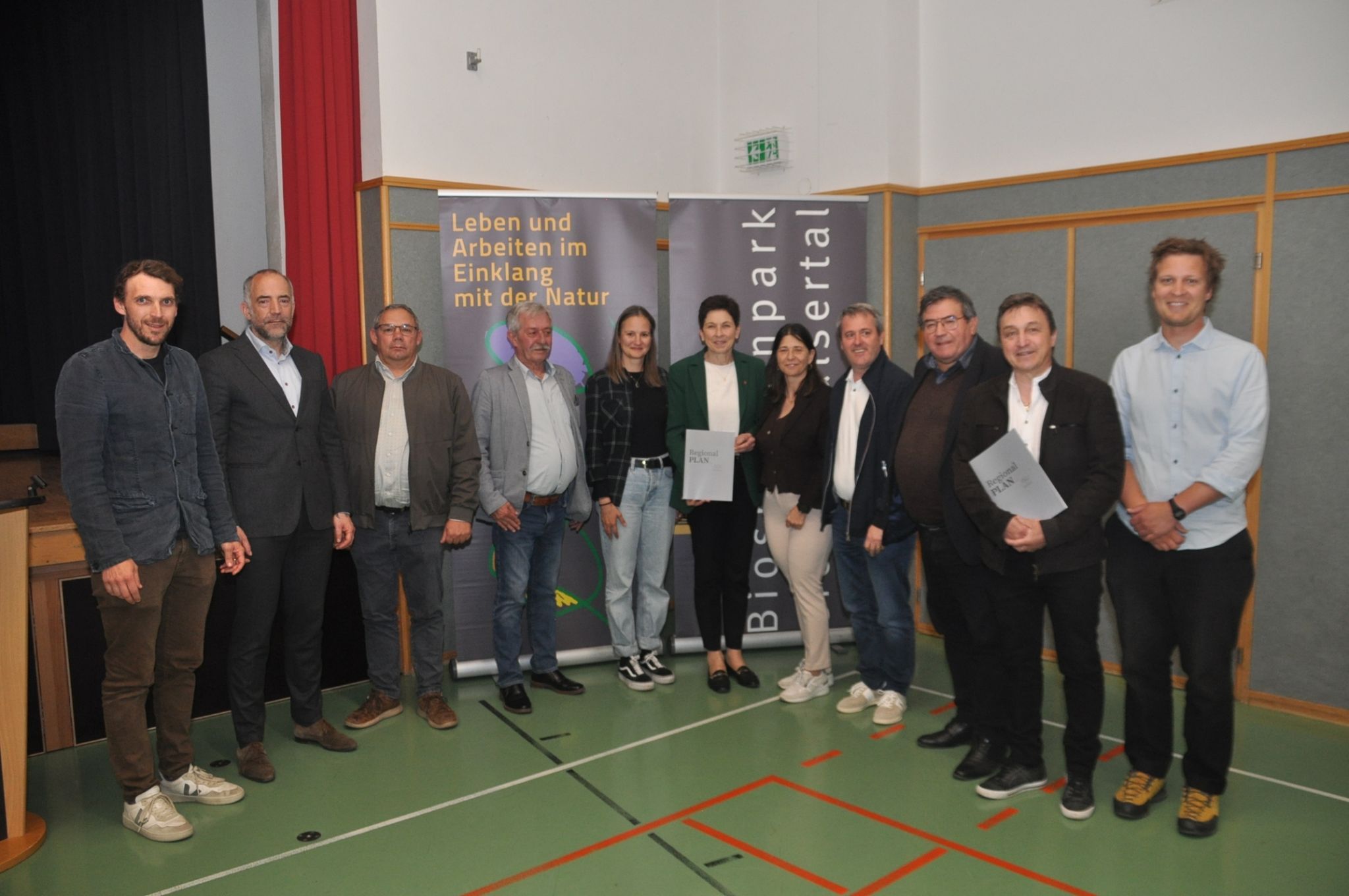 Bild v.li.: Ingo Türtscher, Edgar Eller (sentum), Bm Stefan Nigsch, Bm Alwin Müller, Anna Kovarovics (E.C.O.), Regio Andrea Schwarzmann, Bmi Alexandra Martin, Bm Erich Kaufmann, Bm Willi Müller, Bm Werner Konzett, Matthias Merta   