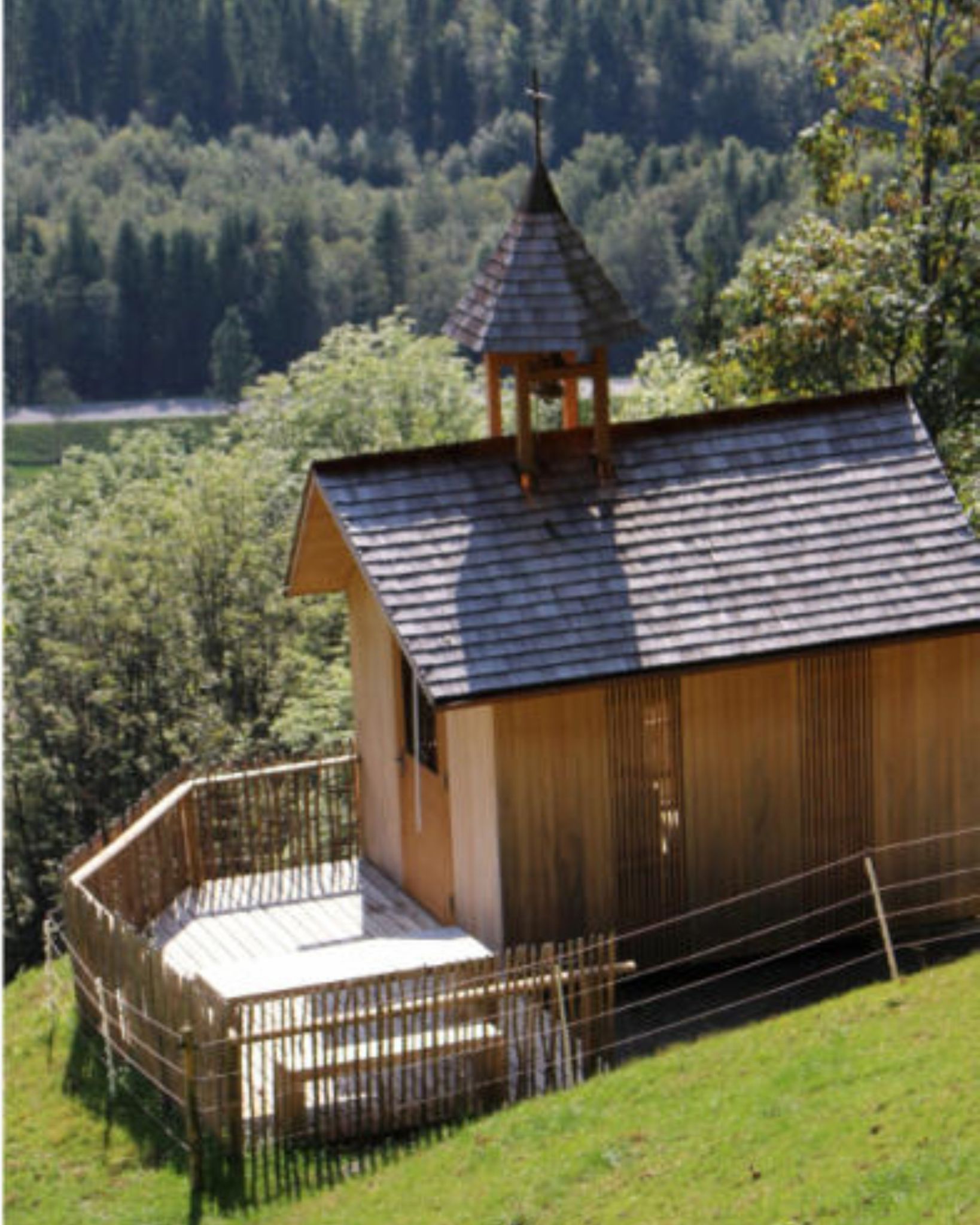 Starkes Symbol für Wälder Handwerker-Kooperation: Die „Ausstellungskapelle“ von 2014 steht heute im Huber-Berggut hoch über Schnepfau und ist für Bergwanderer ein beliebter Ort der Einkehr.