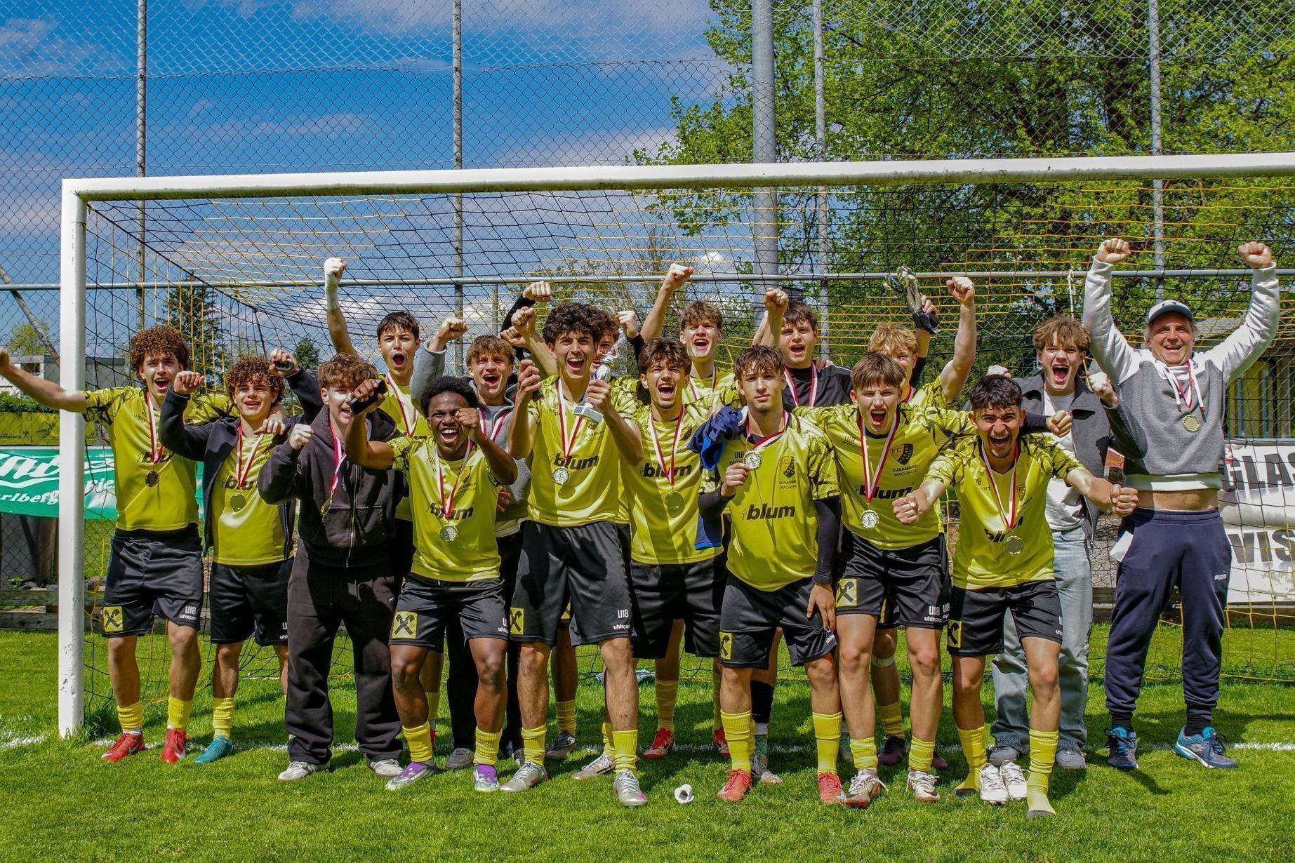 Die BHAK Bregenz jubelt nach dem gewonnenen Elfmeterschießen über den Landesmeistertitel.