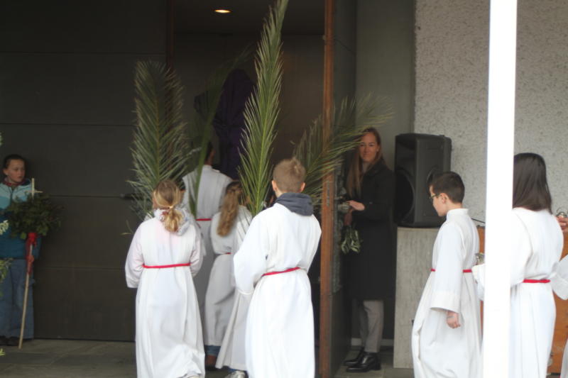 Mit den Palmen ging es zur Messfeier. 