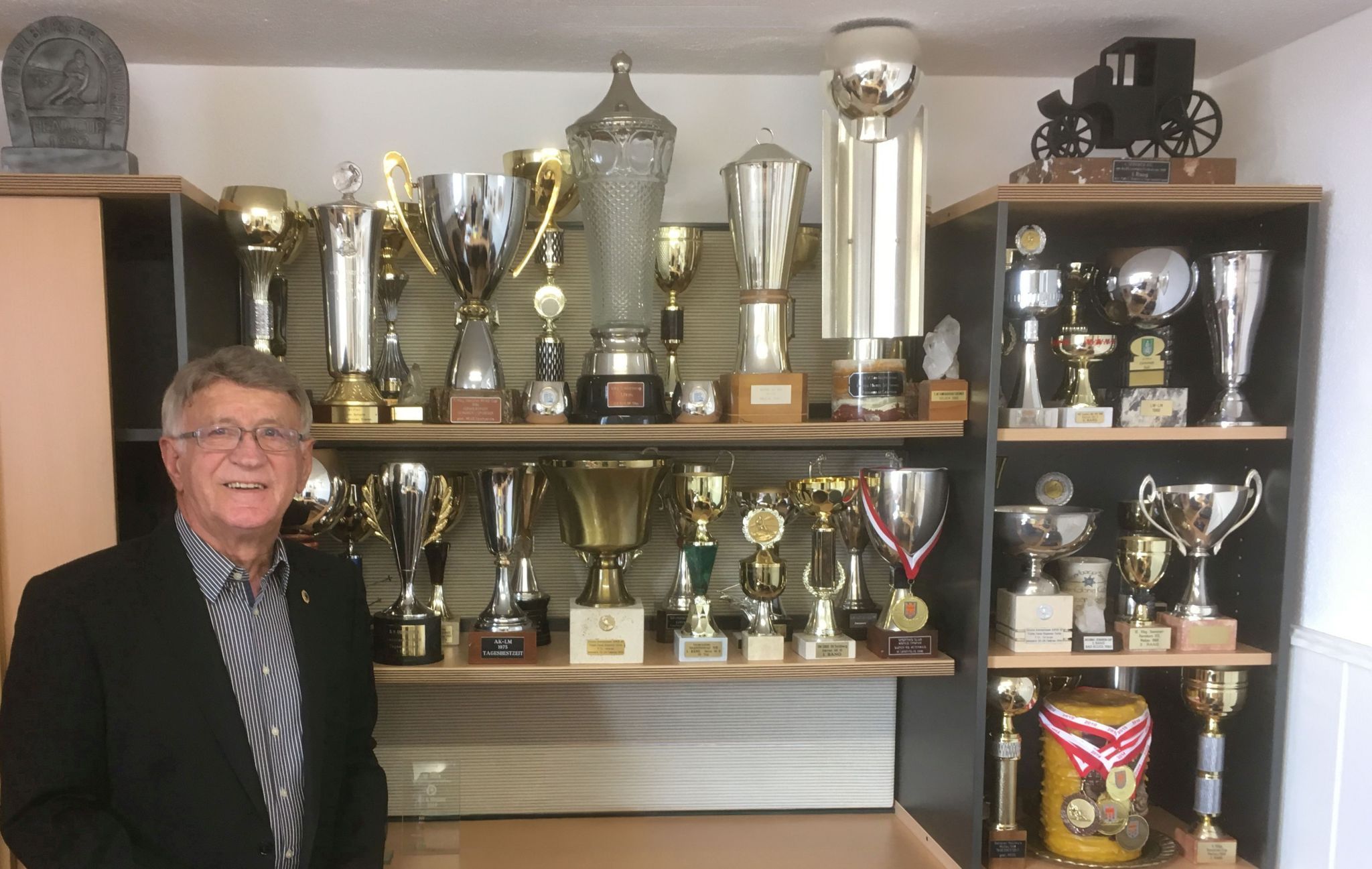 Othmar mit einem Teil seiner zahlreichen Pokale und Auszeichnungen.