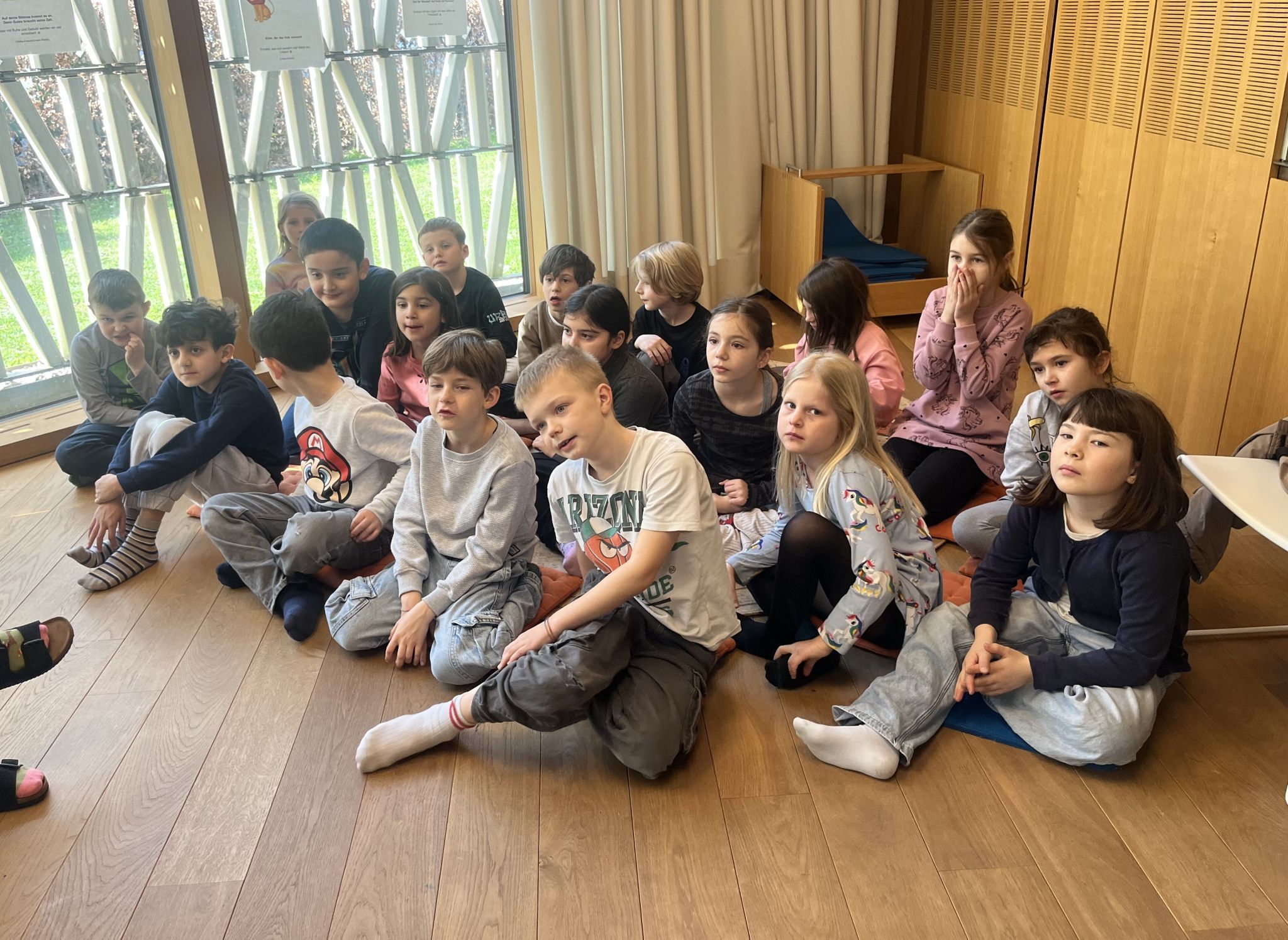 Aufmerksam lauschten die Zweitklässler der Einführung zur spannenden Dschungelwahl. 