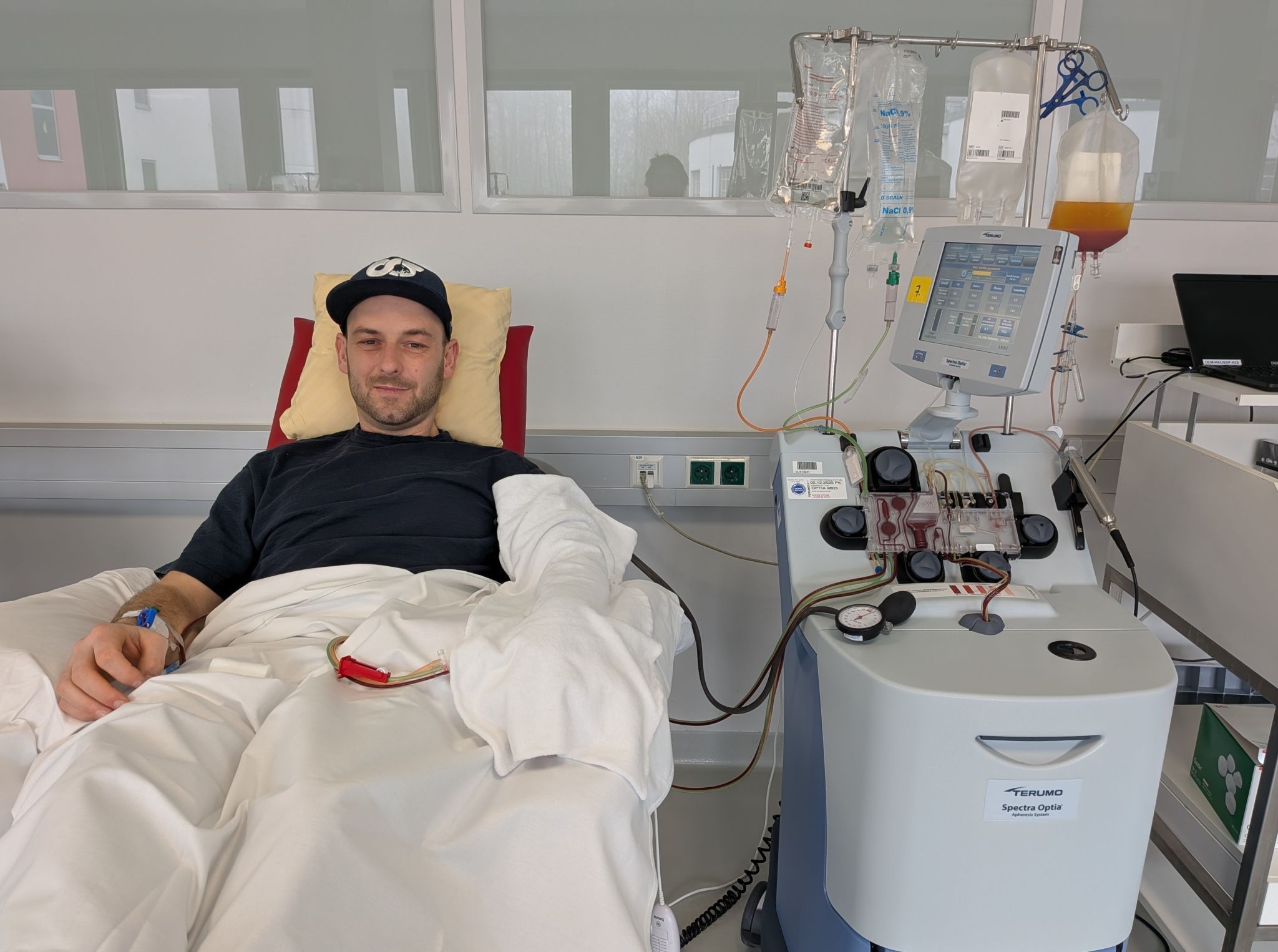 Stefan bei der Stammzellentnahme im Knochenmark-Stammzellspenderzentrum in Ulm. GEBEN FÜR LEBEN