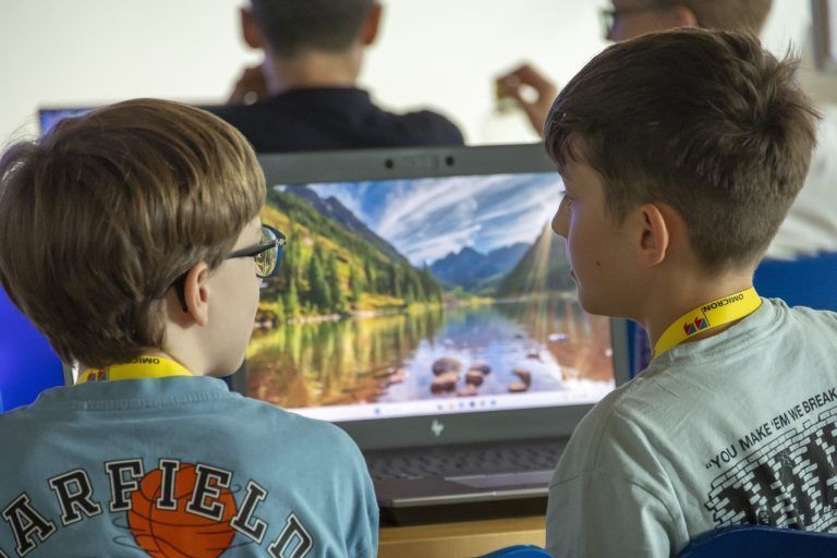 Code Base Camp Vorarlberg bietet Jugendlichen einfachen Einstieg in HTML und KI