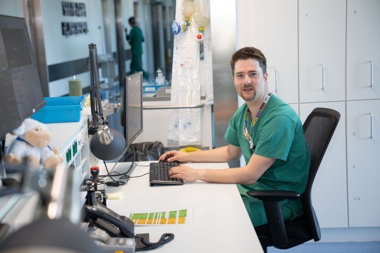 „Hier ist alles intensiver“ – Wie August Reis vom Informatiker zum Lebensretter wurde