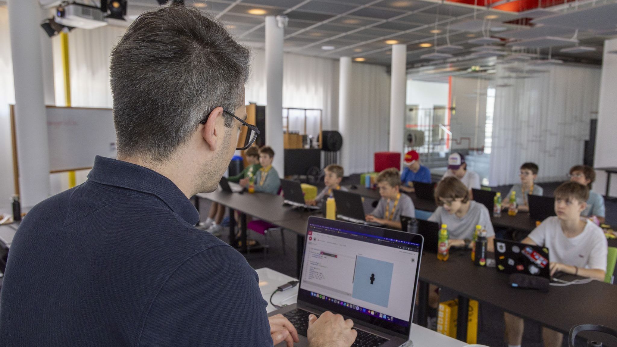 Code Base Camp Vorarlberg bietet Jugendlichen einfachen Einstieg in HTML und KI