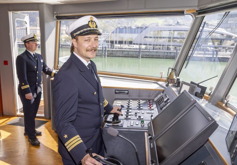 Jungkapitäne übernehmen das Ruder am Bodensee: "Plötzlich kommt der Wind und du hast 300 Menschen an Bord"