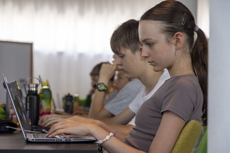 Code Base Camp Vorarlberg bietet Jugendlichen einfachen Einstieg in HTML und KI