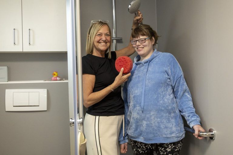 Wie eine Dusche Annas Leben neue Qualität einhaucht