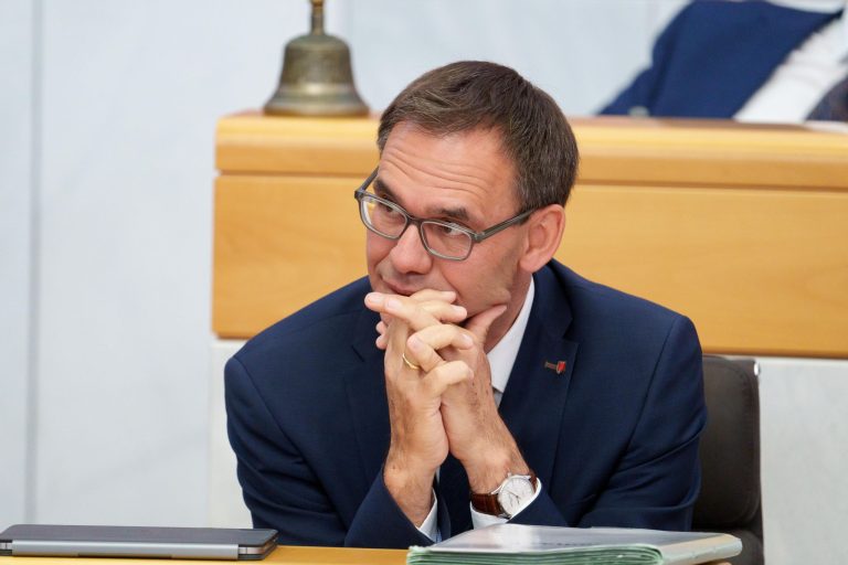 Tohuwabohu im Landtag: Landtagspräsident bricht Aktuelle Stunde ab – dann braucht es den Videobeweis