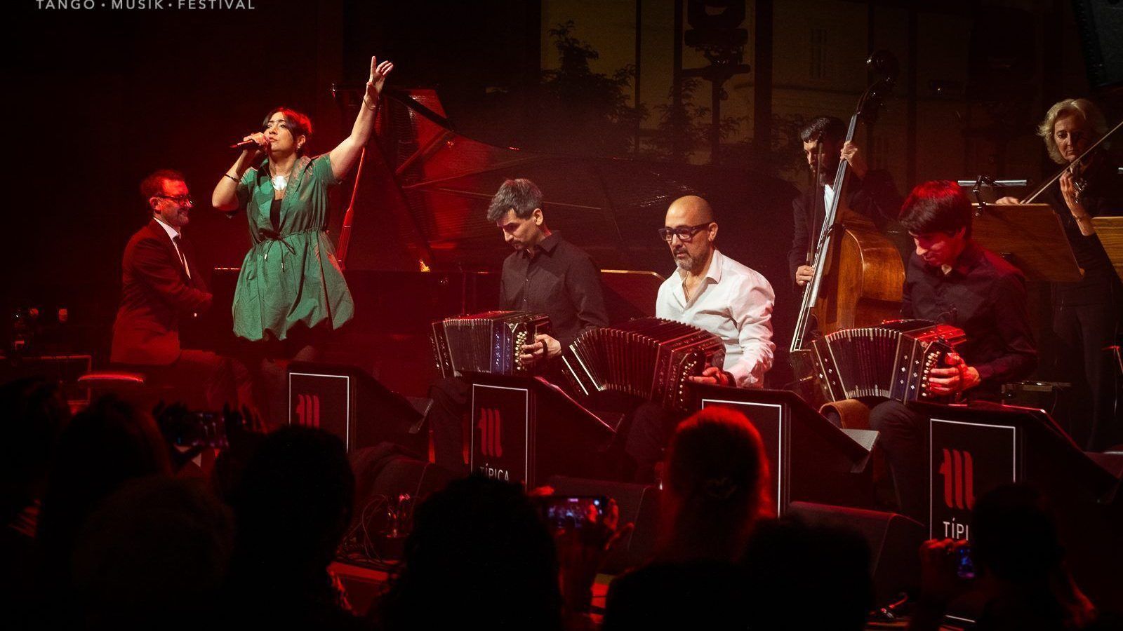 Noelia Moncada und das Orquesta típica Messiez. c Gaz Blanco