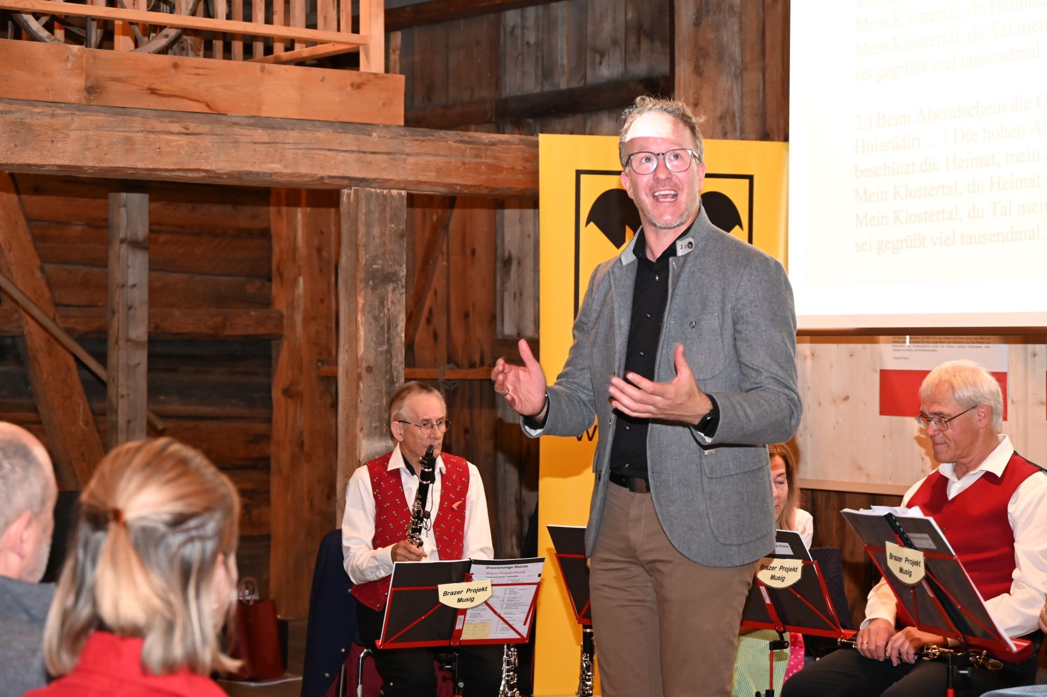 Landesrat Christian Gantner bedankte sich beim Verein für das Brückenbauen und das Geschichte(n)-Erzählen.