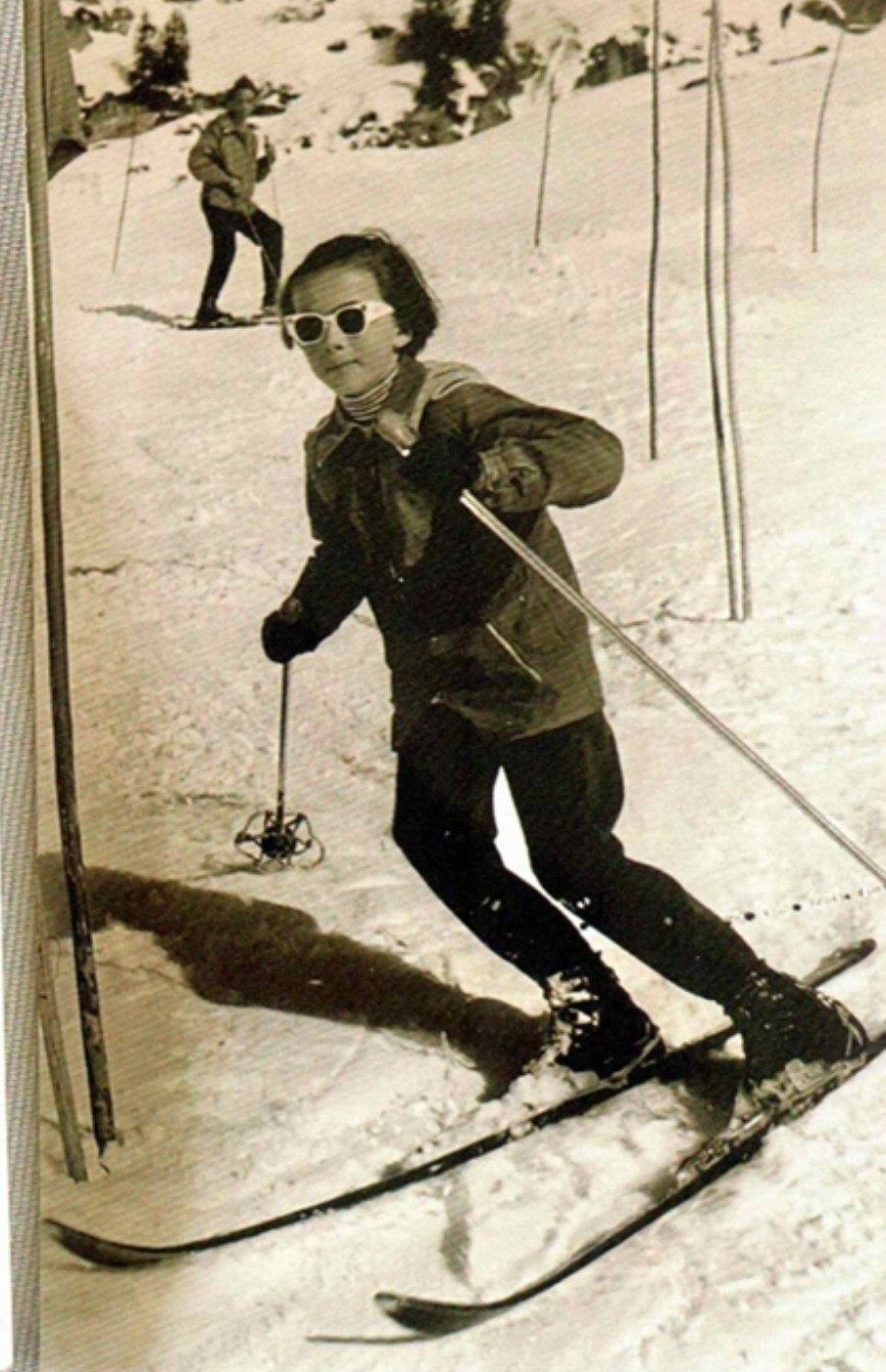 Slalomtraining vor 60 Jahren - statt Kippstangen dienten damals „Haselnussstecken“ als Torstangen. Helm und Rennbrille waren kein Thema, man fuhr mit Sonnenbrille . . .