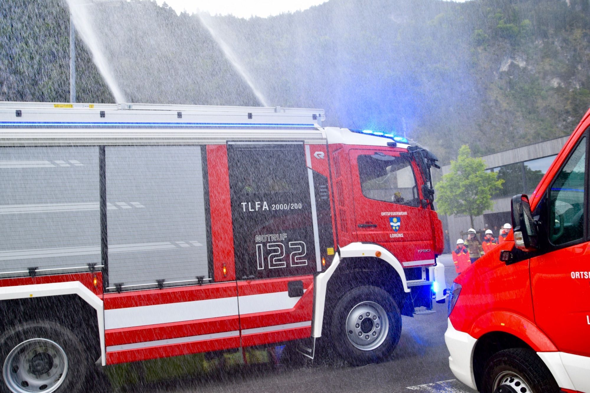Das neue Fahrzeug wurde beim Gerätehaus Lorüns mit großer Freude erwartet.
