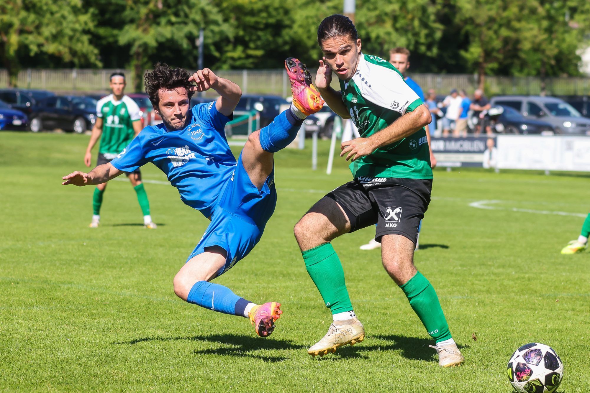 Admira Dornbirn Spielmacher Maximilian Lampert im Zweikampf mit Blago Pranjic. VN-STEURER