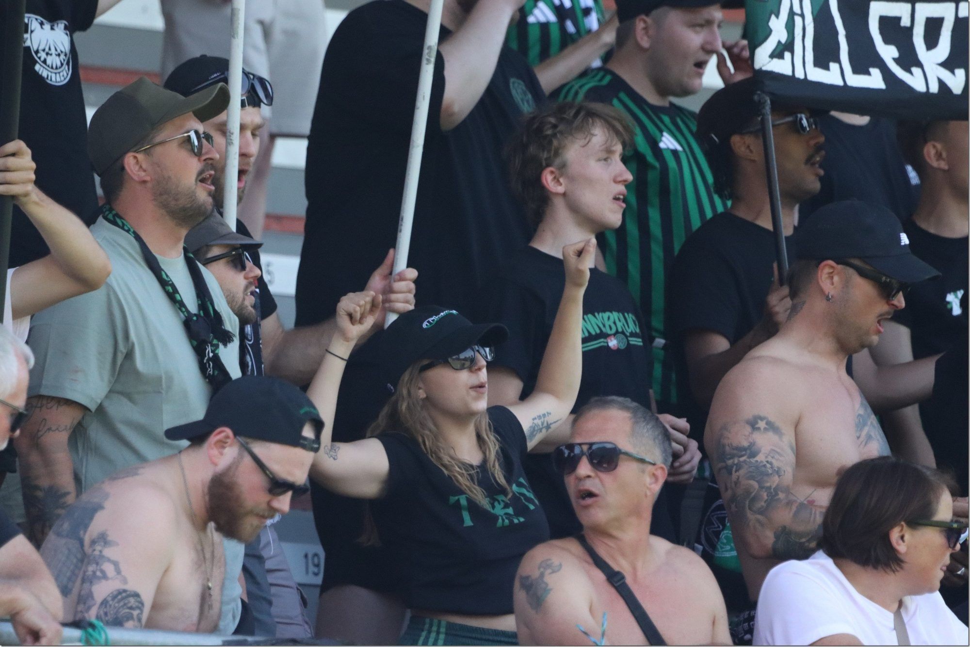 Wacker Fans in Feierlaune. KNOBEL