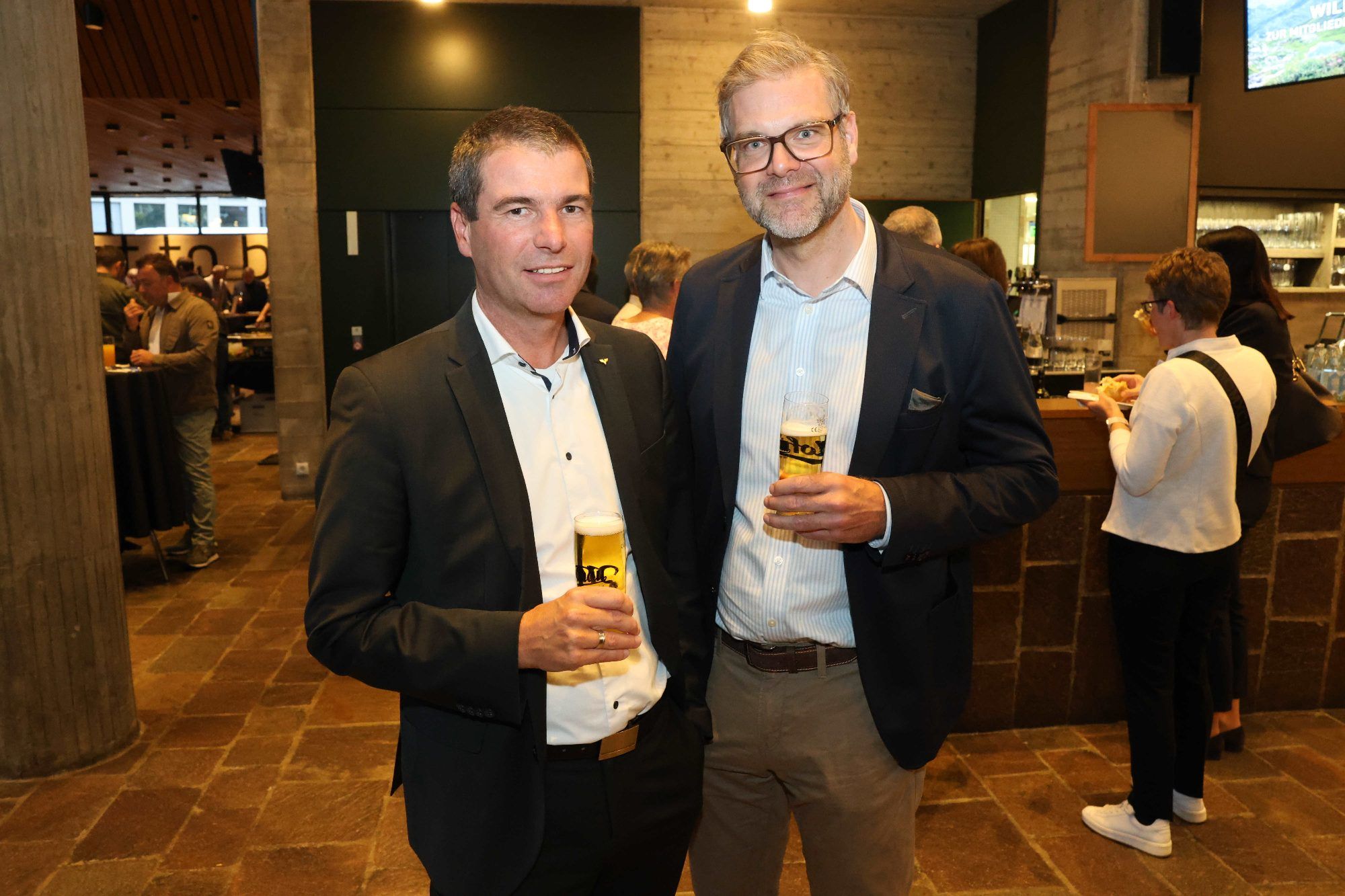 Volksbank-Filialleiter Michael Ganehl und Martin Seidl.