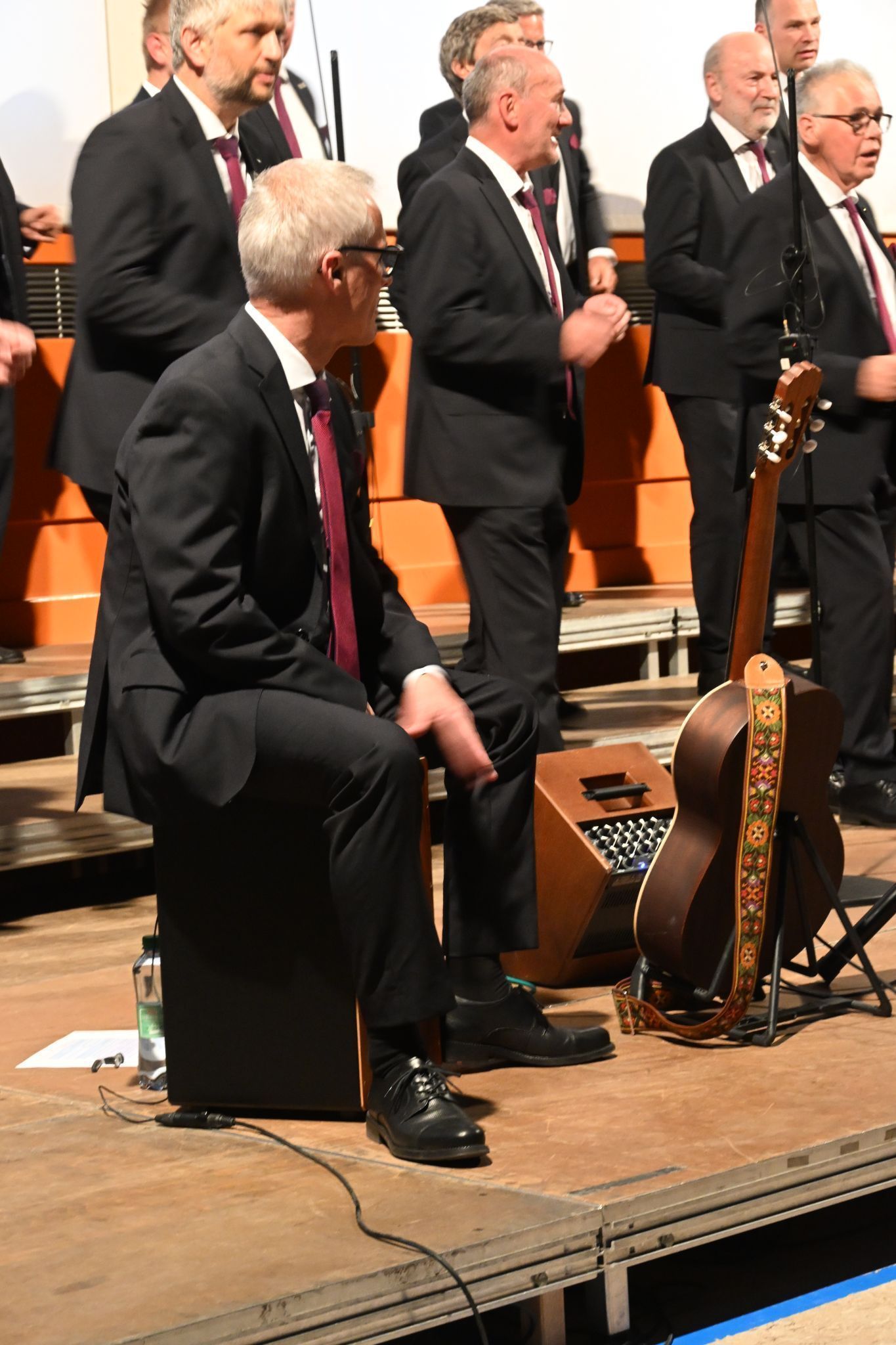 Gerhard Dornbach unterstützt als Percussionist