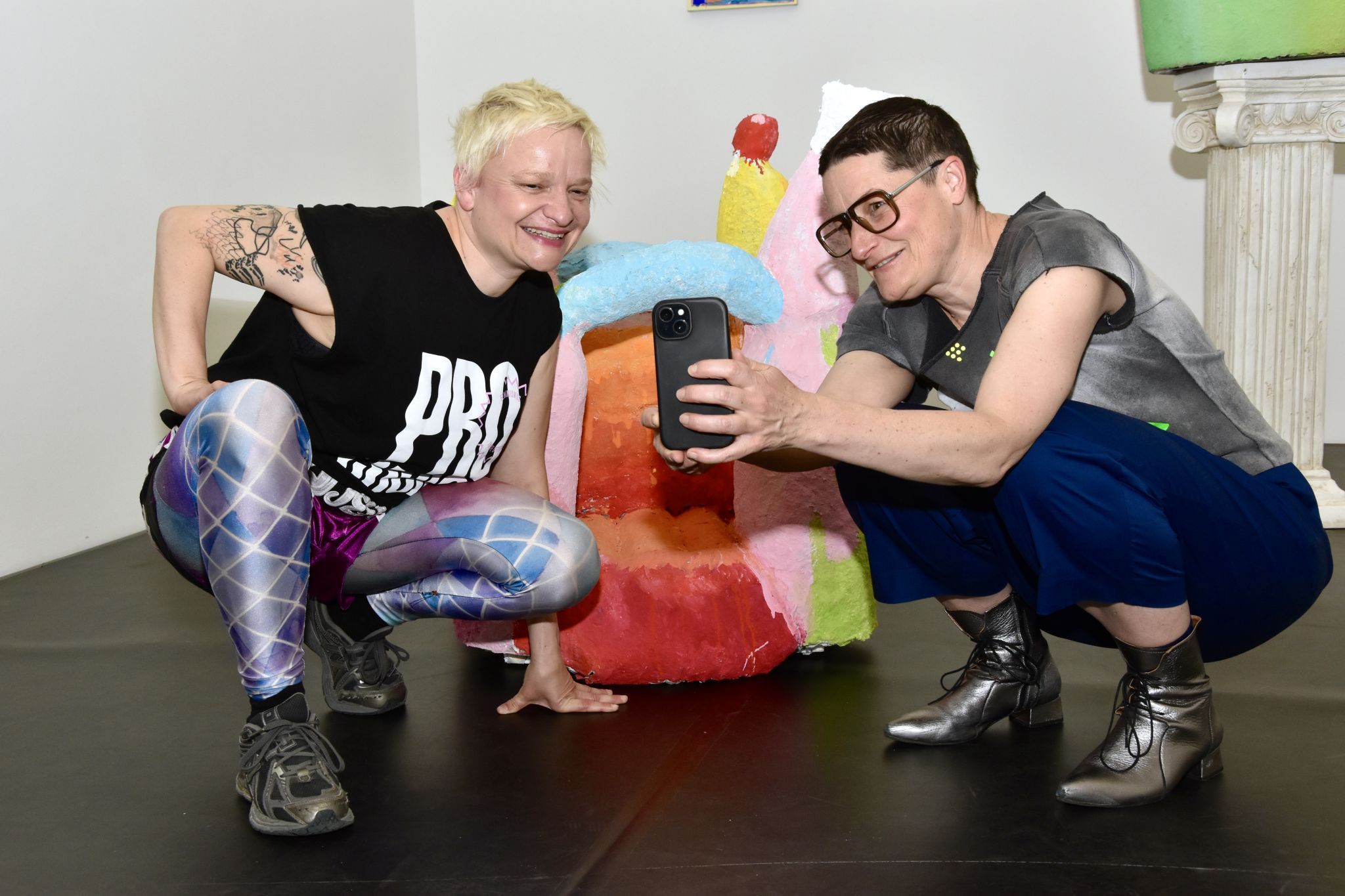 Die Multimediakünstlerin Kristina Schmidt aus Deutschland und Ausstellungskuratorin Christine Lederer im Kunstraum Remise in Bludenz, anlässlich der Ausstellung 