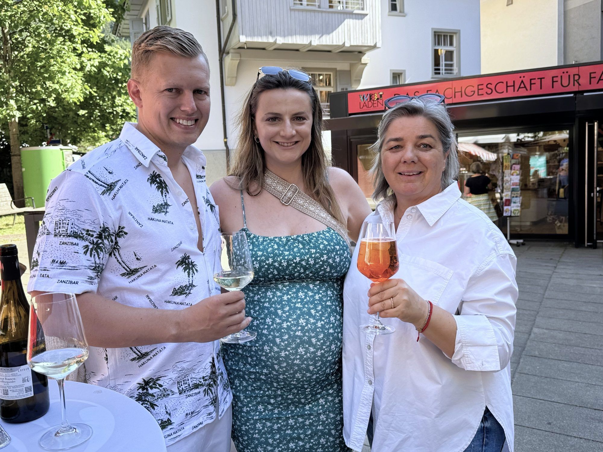 Nachbarn: Linus, Bettina und Christine.