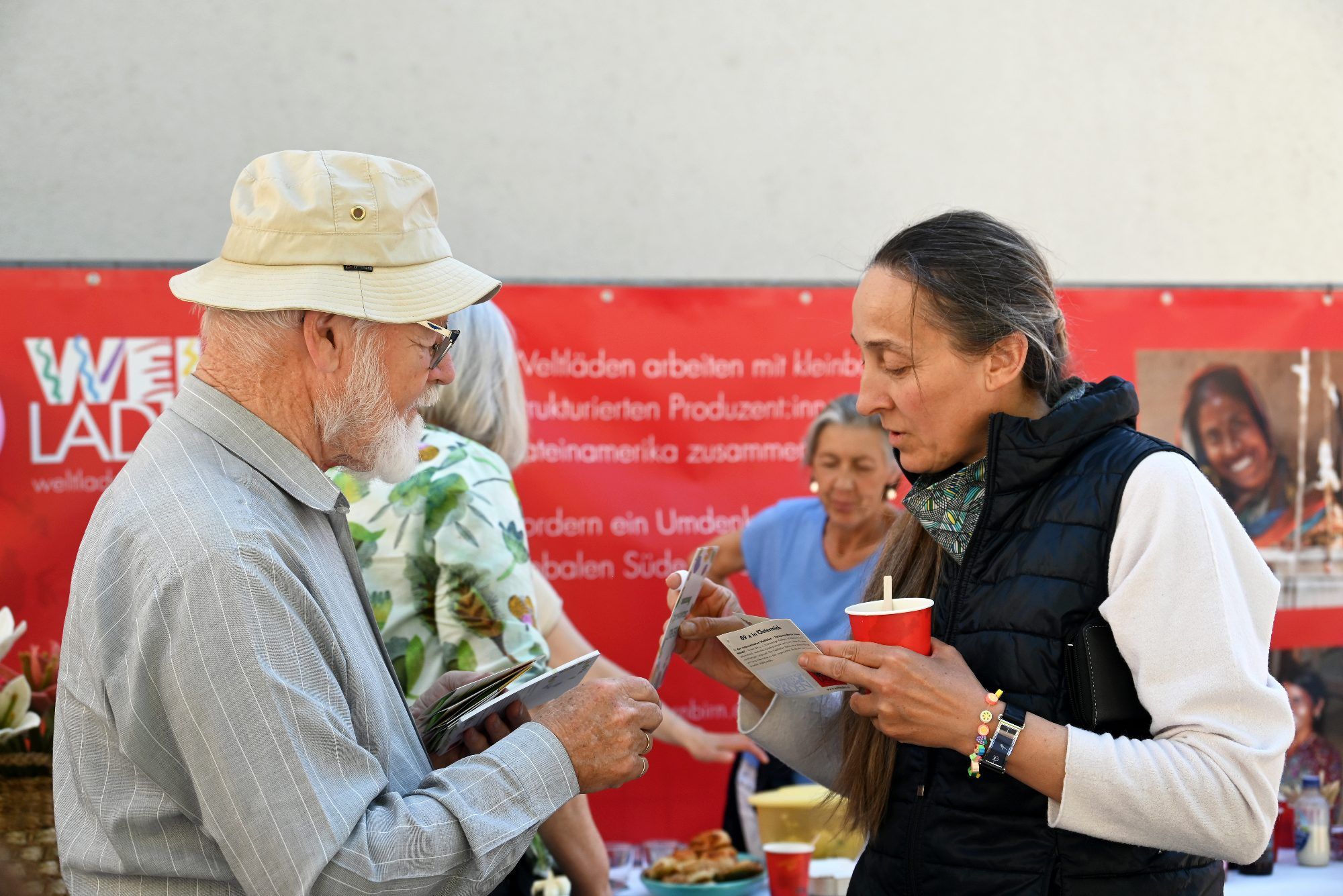 Die Weltladen-Mitarbeitenden informierten über fairen Handel und Kooperationspartner.