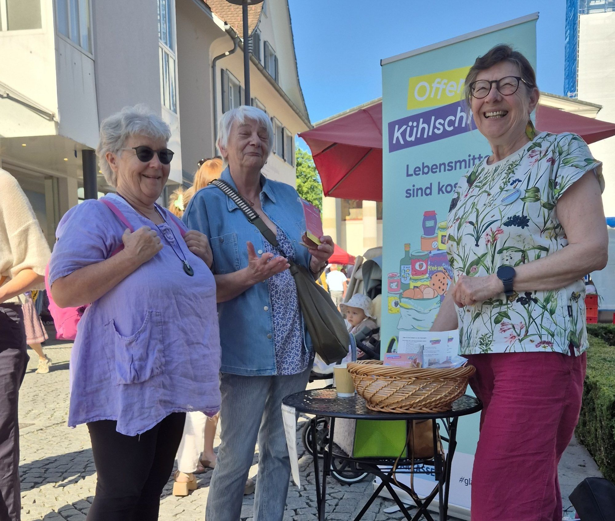 Auf dem Dornbirner Marktplatz verteilte die Initiative „Offener Kühlschrank“ Brotchips und kam mit zahlreichen Besuchern ins Gespräch.