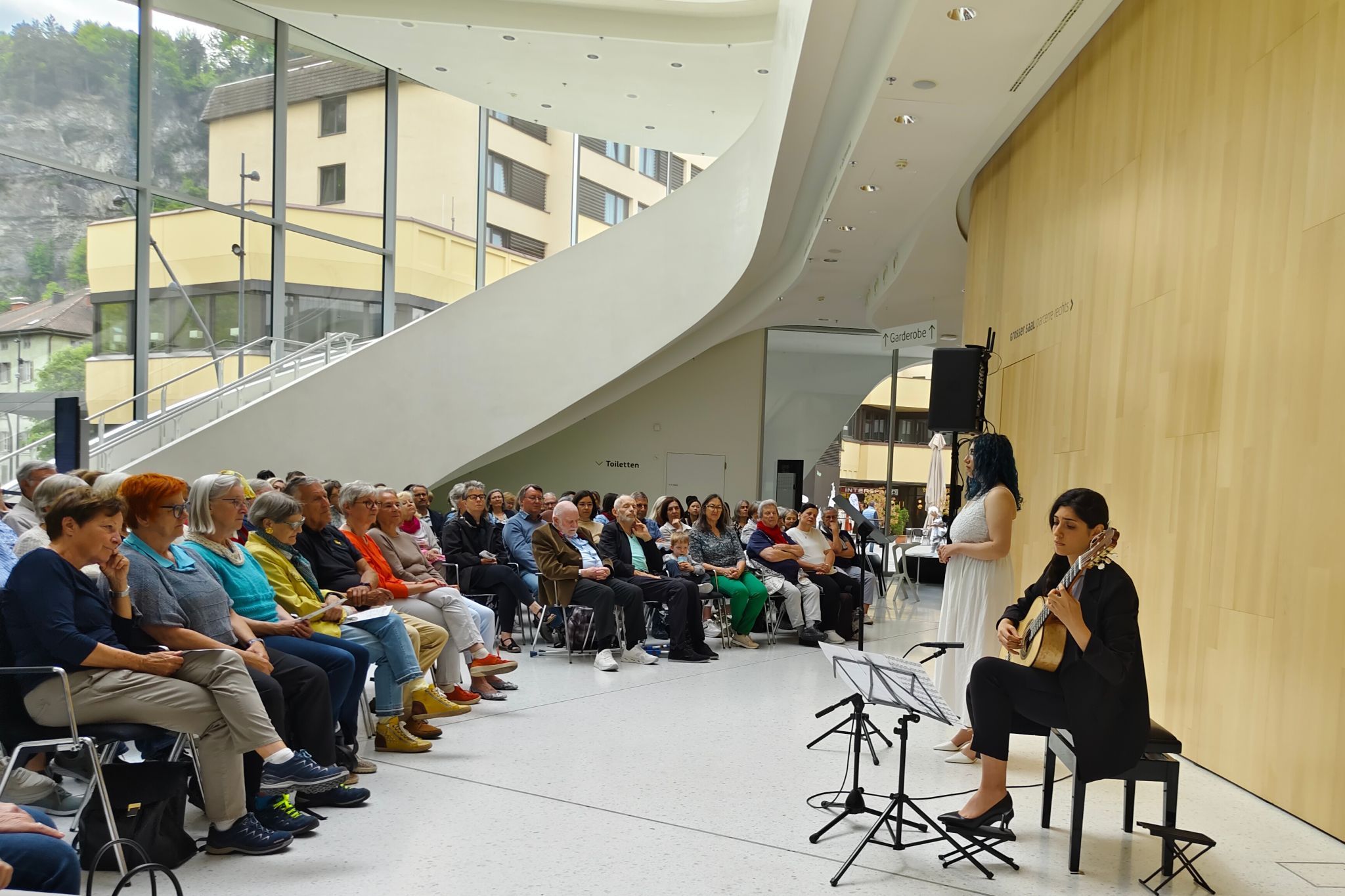 Sopranistin Saghar Ahmadi Marvast und Gitarristin Rojina Emadi aus dem Iran begeisterten mit dem Nachtstück von Franz Schubert.