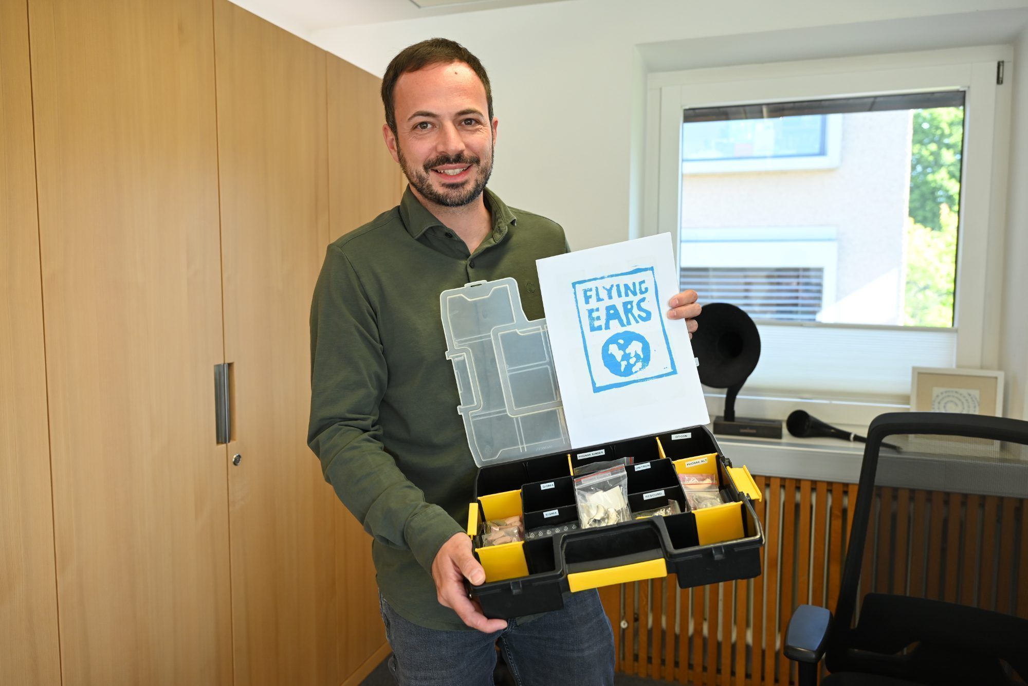 Stefan Mathis, Leiter der Hörtechnik am LZH, hat es sich zur Aufgabe gemacht, nicht mehr gebrauchte Hörgeräte zu überarbeiten und an jene Menschen weiterzugeben, die sich kein Hörgerät leisten können.
