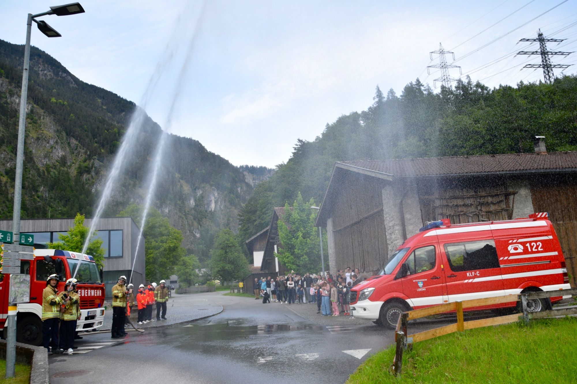 Das neue Fahrzeug wurde beim Gerätehaus Lorüns mit großer Freude erwartet.