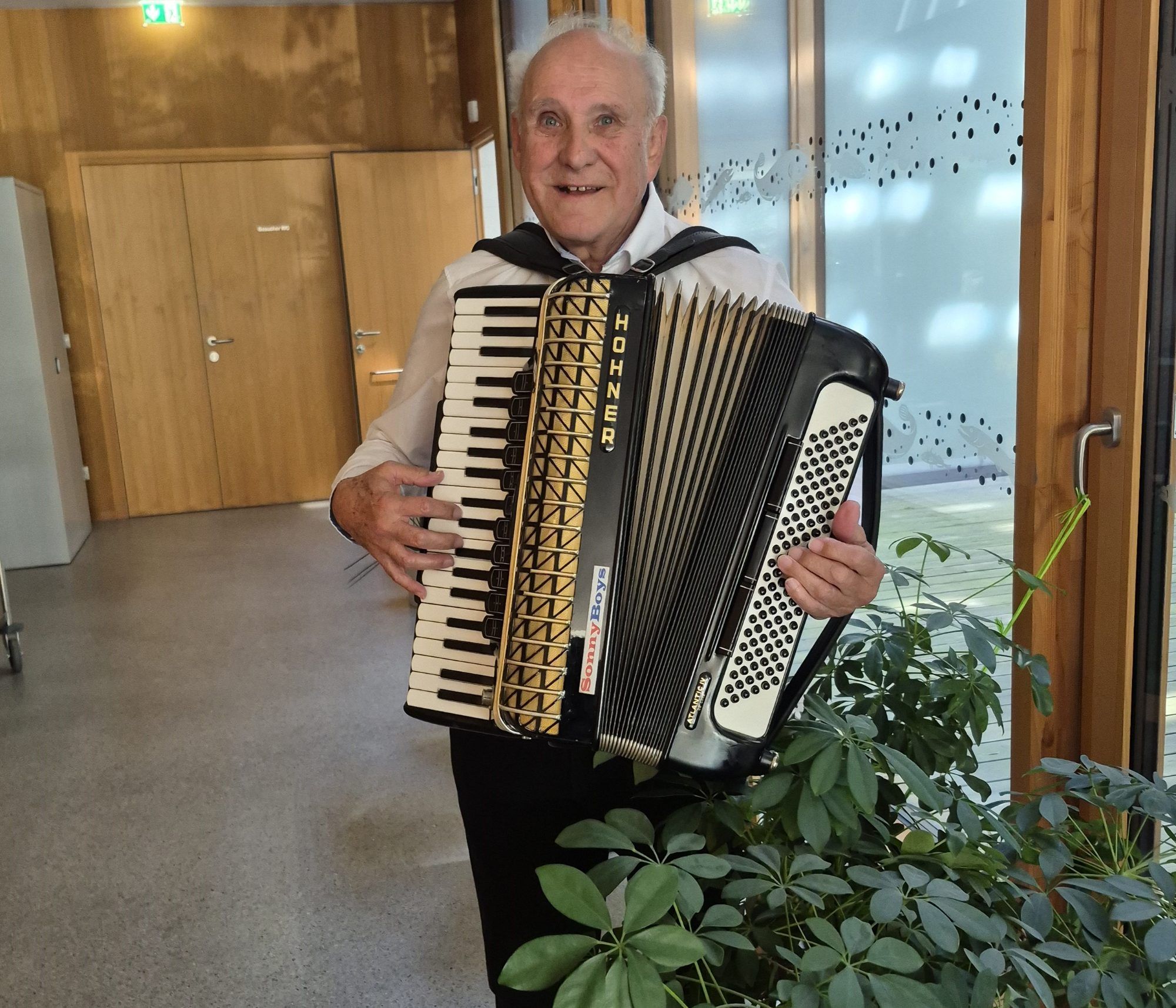 Der leidenschaftliche Hobbymusiker Arno Blum und ein seit über 60 Jahren ein treuer Begleiter – sein Akkordeon. 