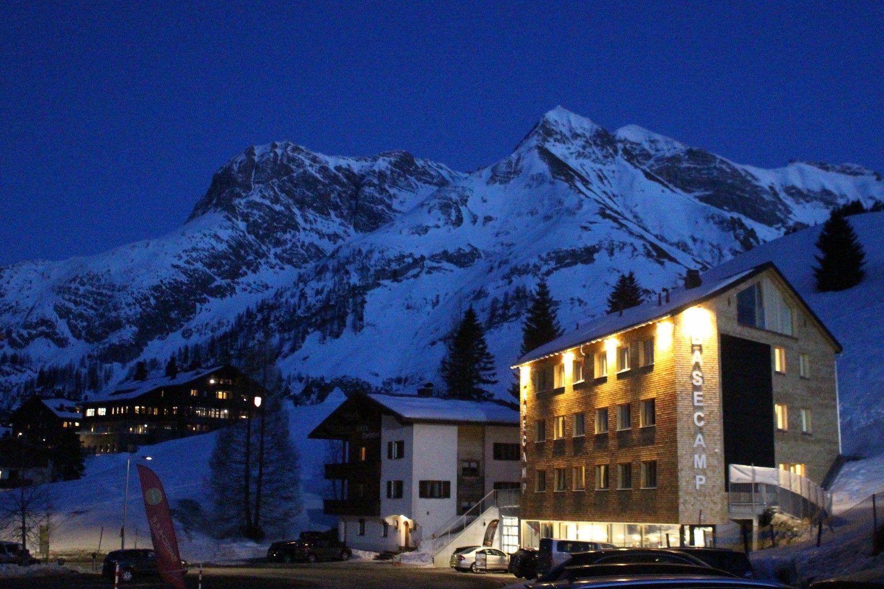 Das ganzjährig genützte Basecamp ist ein einzigartiges Leuchtturmprojekt, wertvolle Infrastruktur vor allem für die Skischule und eine Bereicherung für den Tourismus in Warth.
