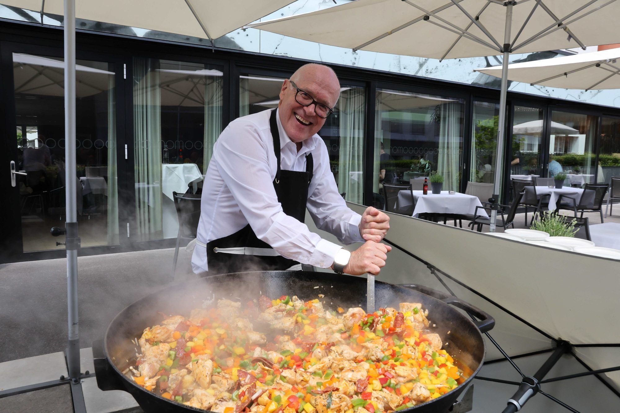 Der Hausheerr bereitet für spezielle Anlässe seine Paella zu.