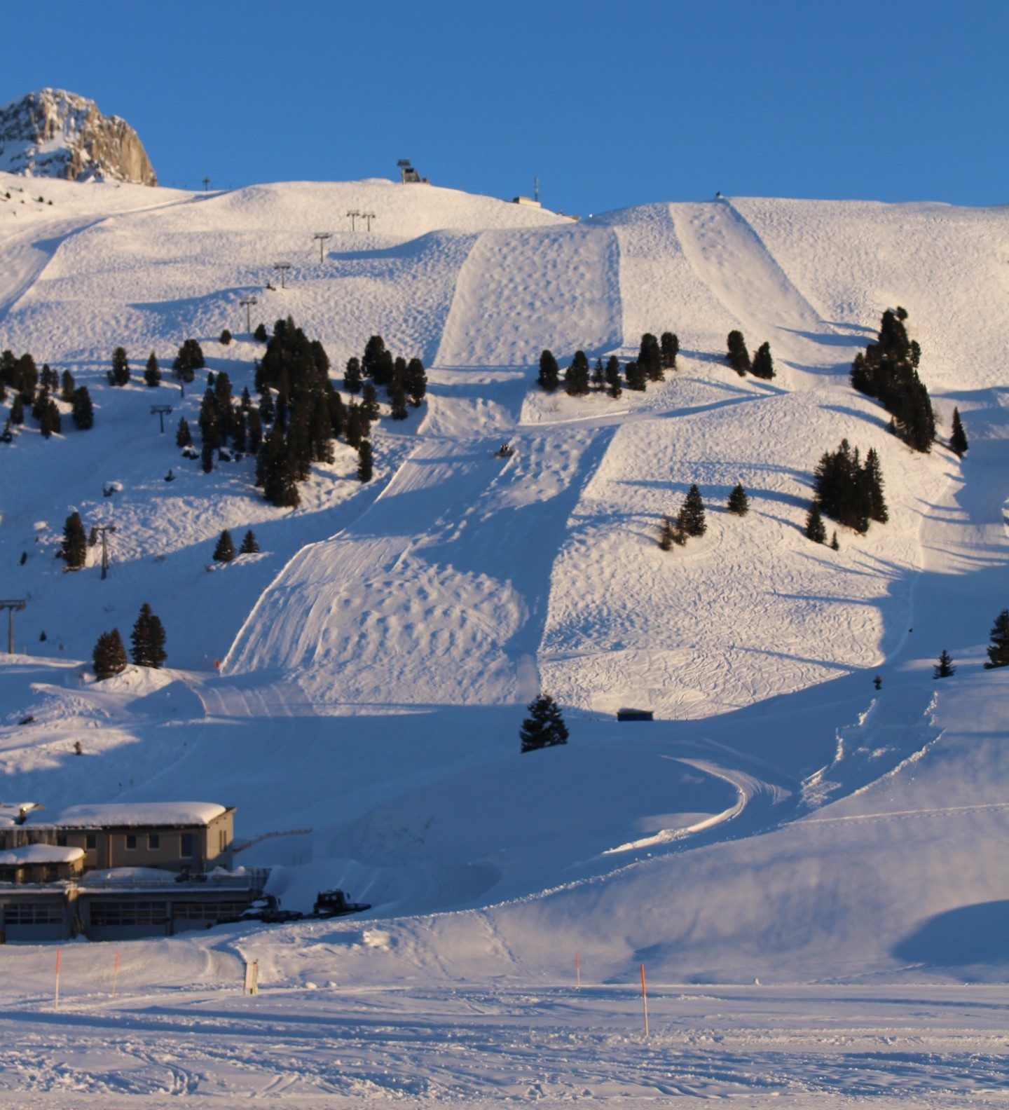 Während in niederen und meist sogar in mittleren Höhenlagen der Schneemangel zum Spielverderber wurde, profitierten hochalpine Regionen dank der Schneesicherheit am sprichwörtlichen Schneegaranten Hochtannberg.